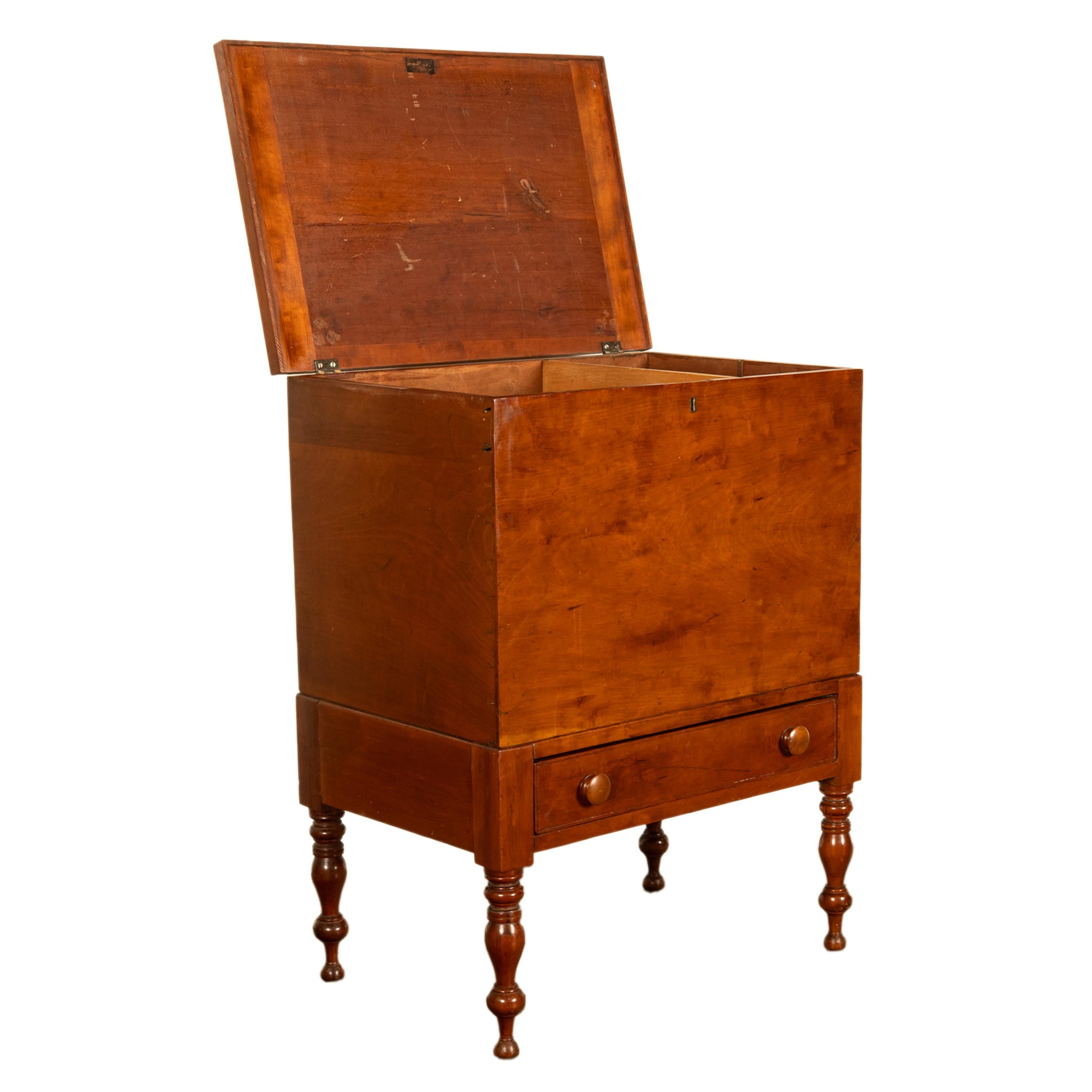 Antique American Federal Sheraton Tennessee Cherry Plantation Sugar Chest 1820 (Tischlerei) im Angebot
