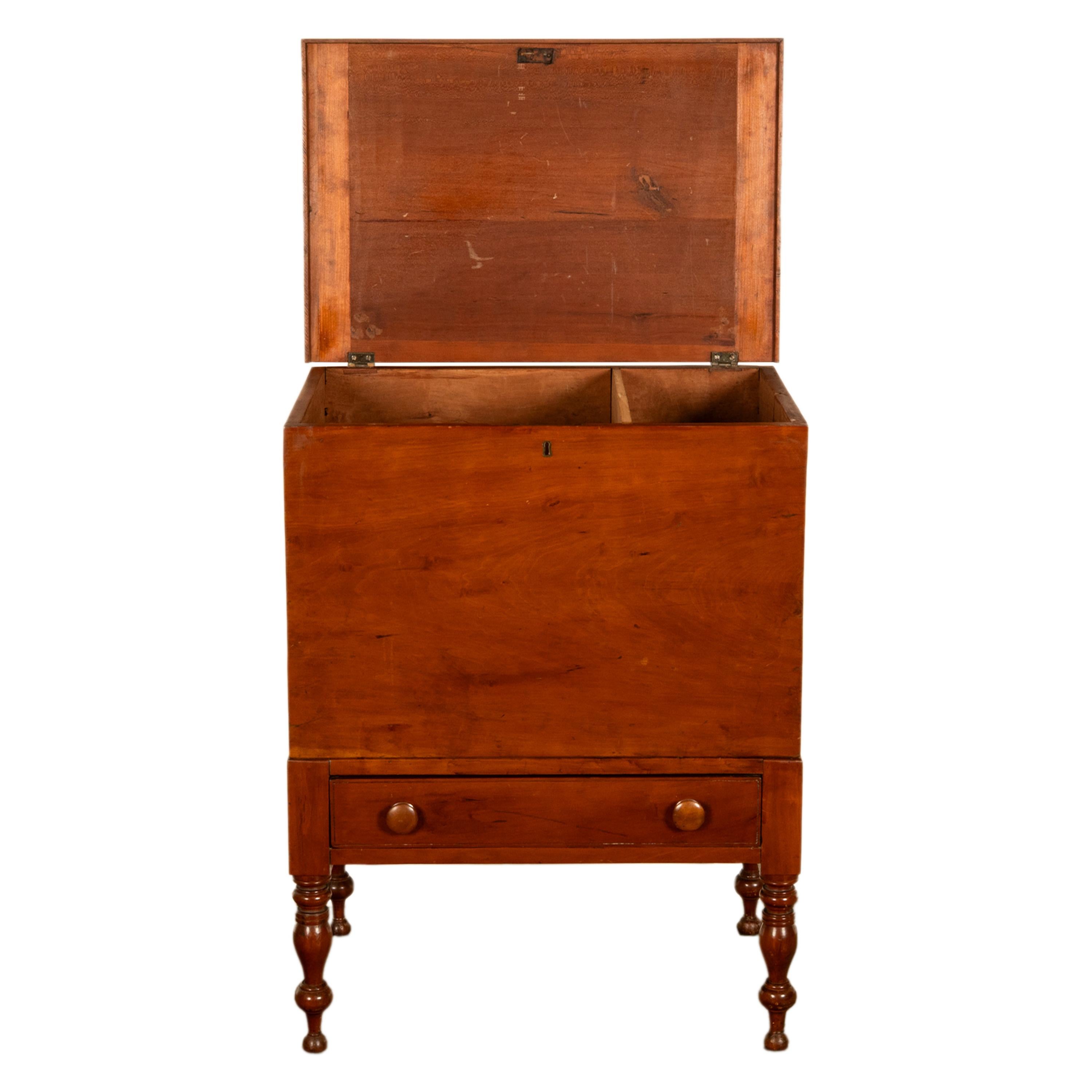 Antique American Federal Sheraton Tennessee Cherry Plantation Sugar Chest 1820 im Zustand „Gut“ im Angebot in Portland, OR