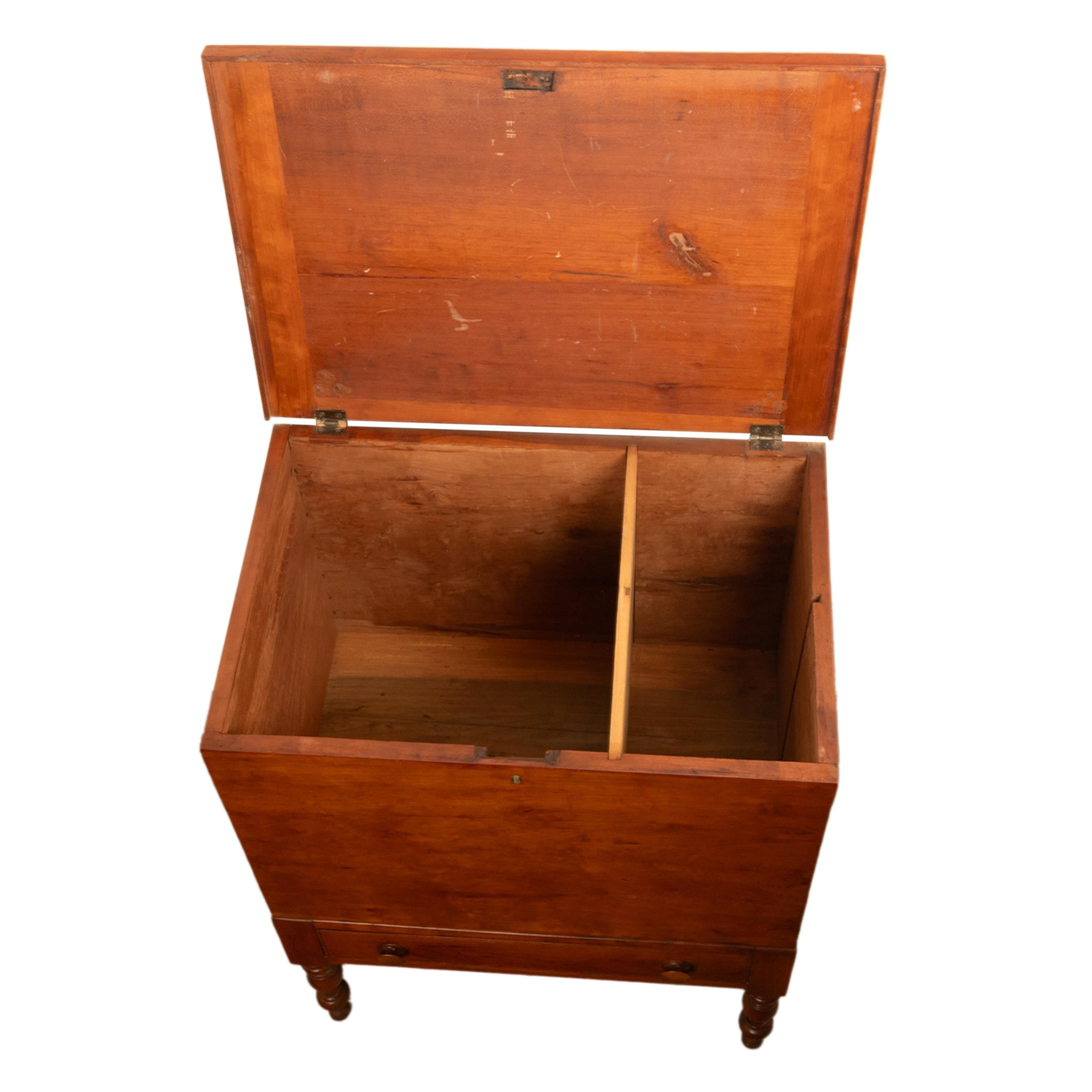 Antique American Federal Sheraton Tennessee Cherry Plantation Sugar Chest 1820 (Frühes 19. Jahrhundert) im Angebot