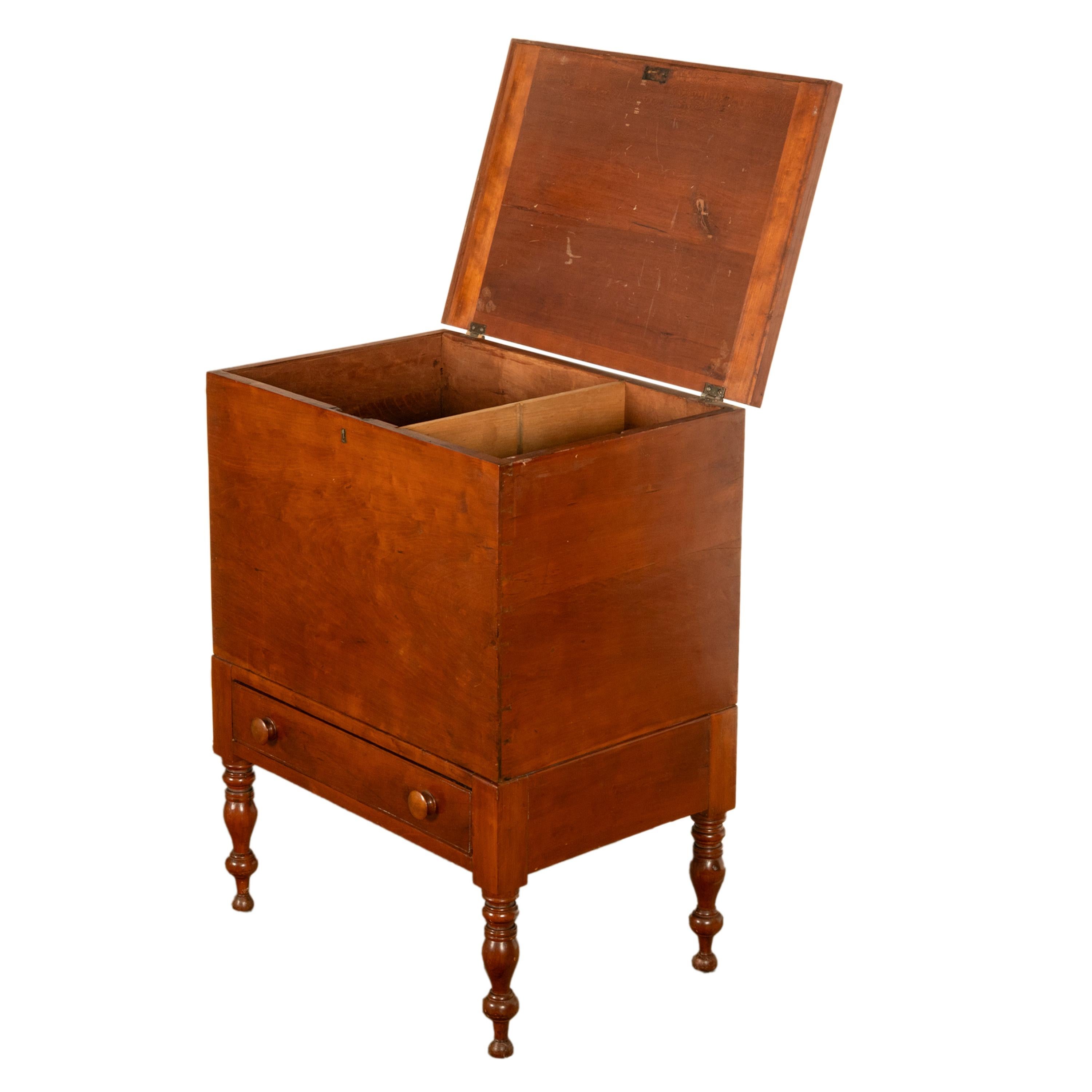 Antique American Federal Sheraton Tennessee Cherry Plantation Sugar Chest 1820 (Kirsche) im Angebot