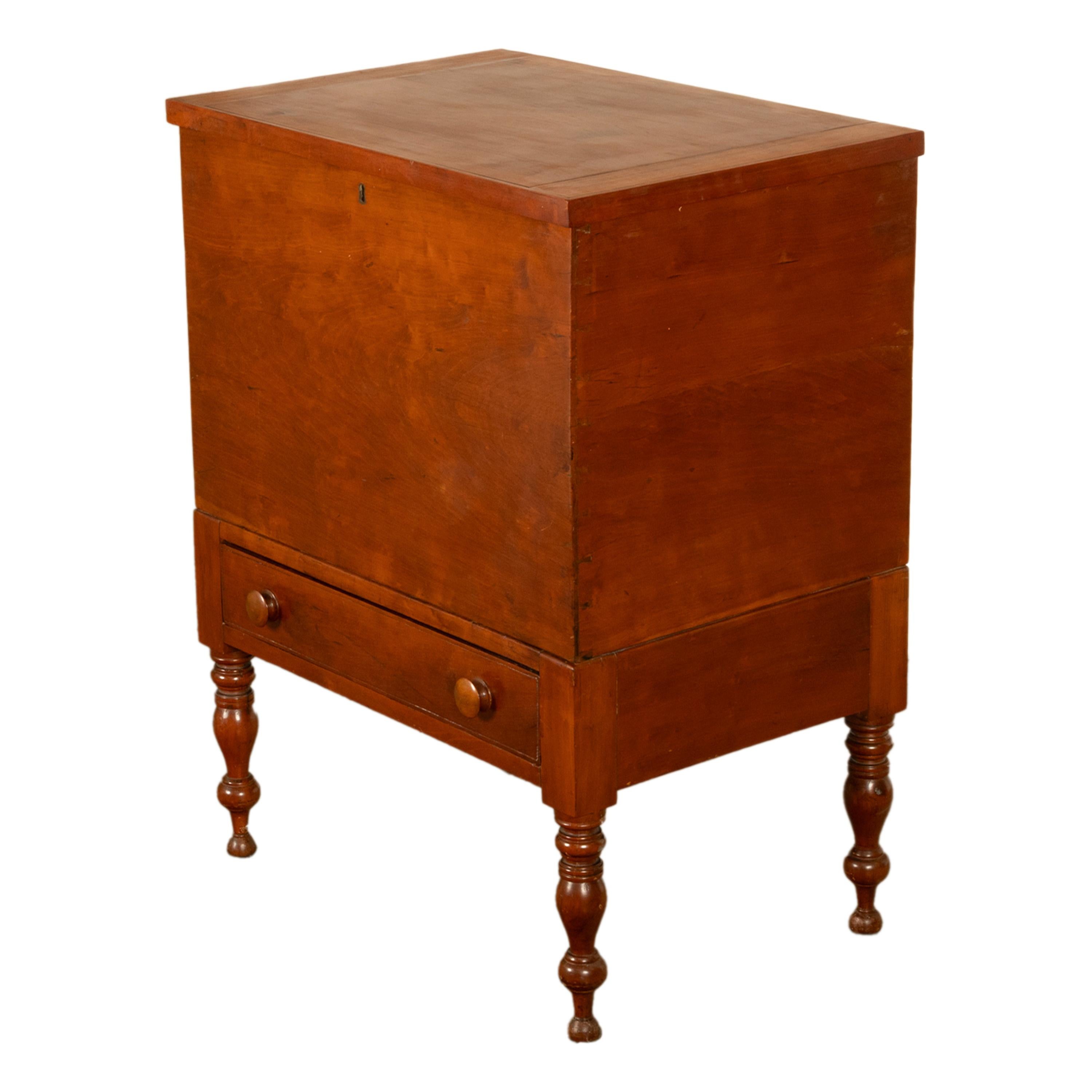 Antique American Federal Sheraton Tennessee Cherry Plantation Sugar Chest 1820 im Angebot 1
