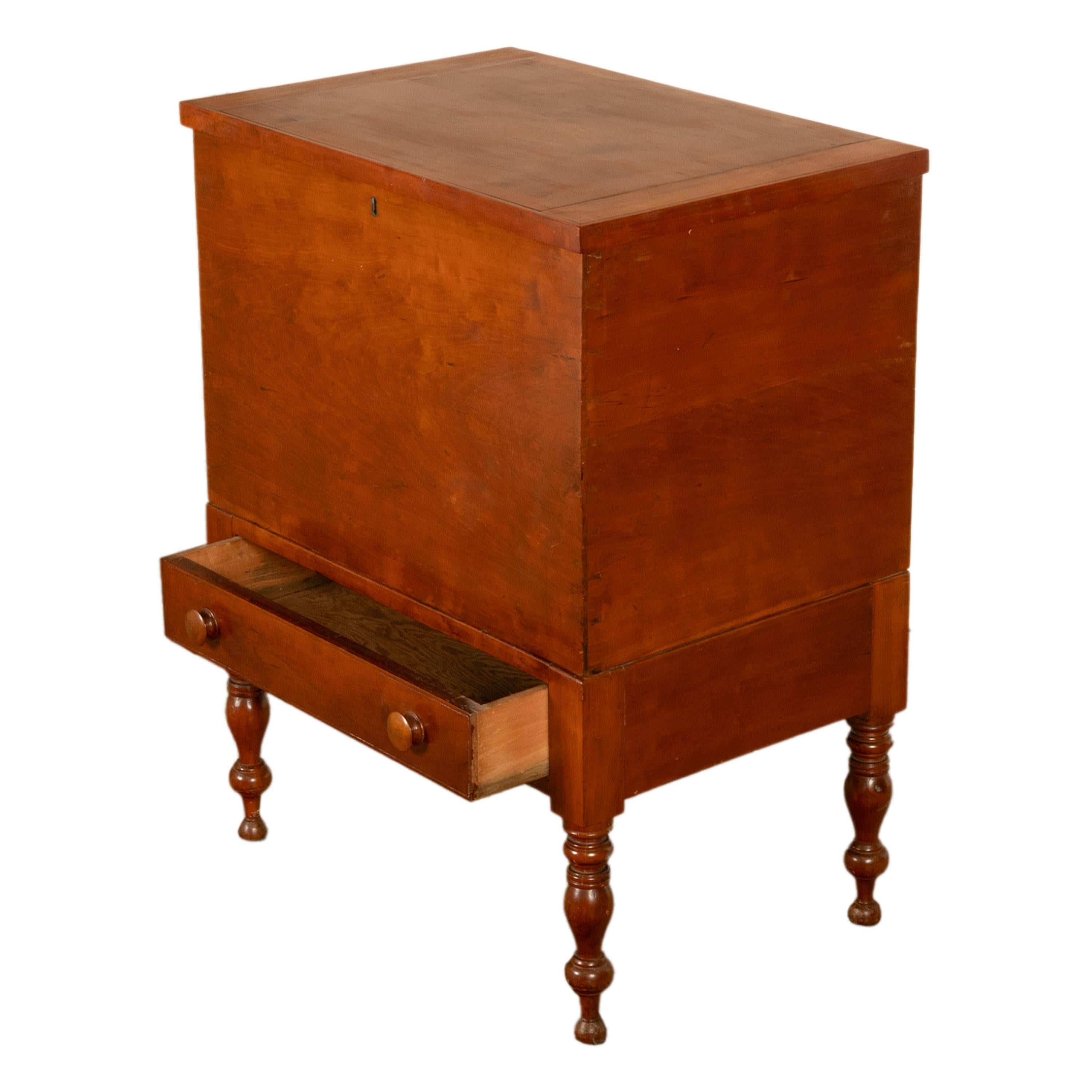 Antique American Federal Sheraton Tennessee Cherry Plantation Sugar Chest 1820 im Angebot 2