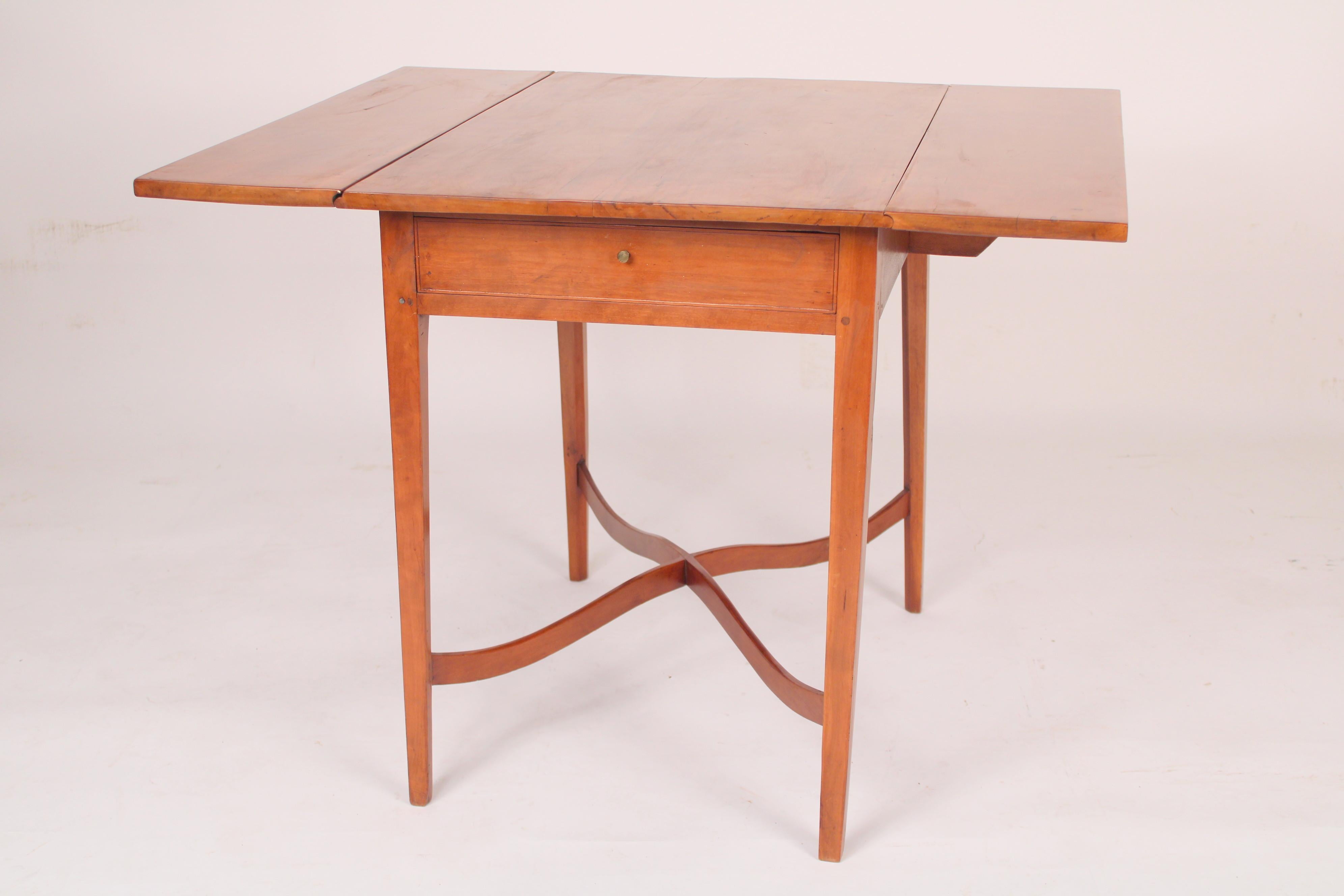 North American Antique American Federal Style Drop Leaf Table For Sale