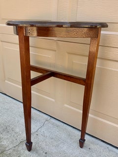 Antique American Federal Walnut Side Table, Mid 19th Century