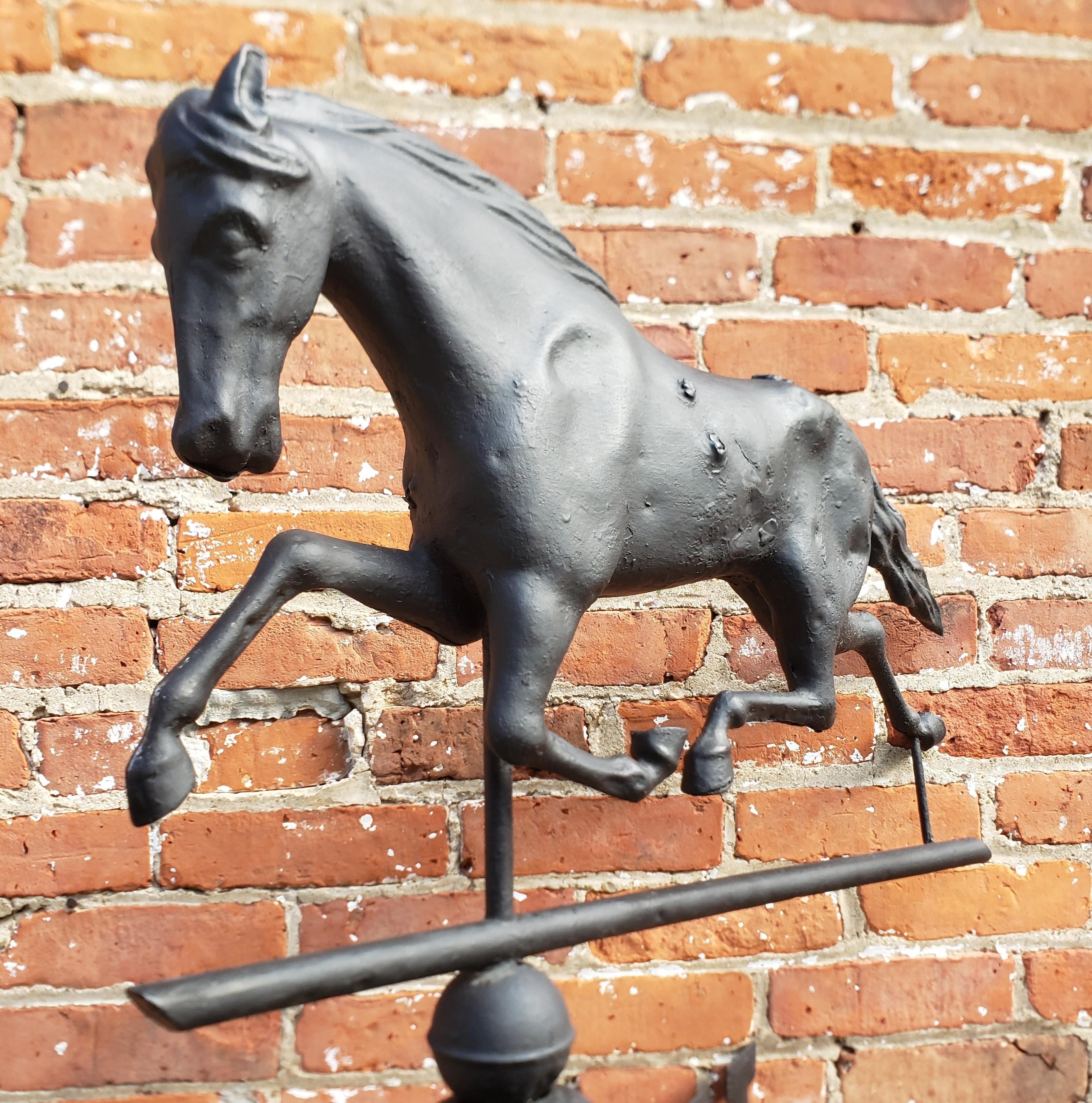 Antike amerikanische Figural bemalt Kupfer Pferd Weatherwane mit Cast Directional im Angebot 8