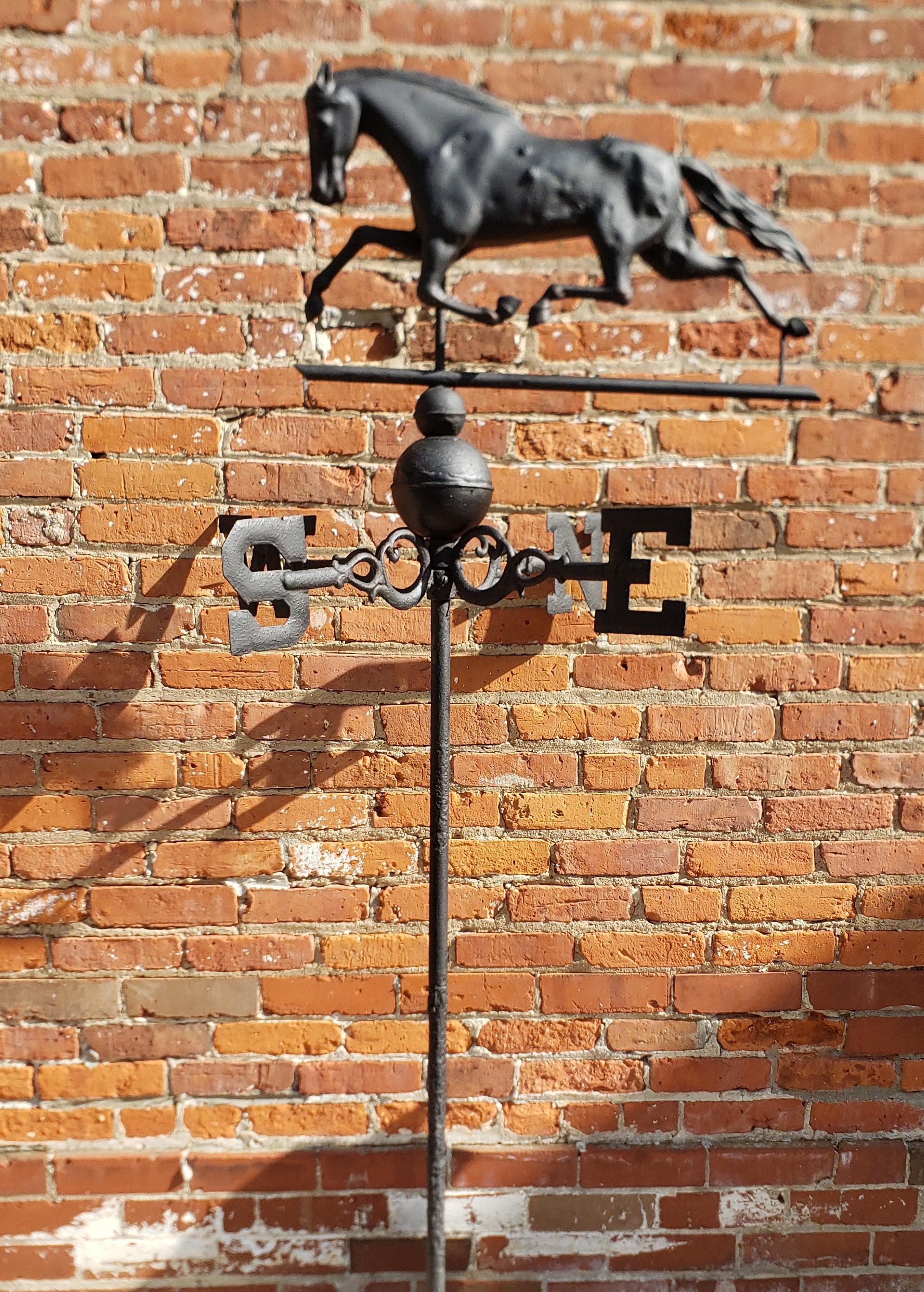 Antike amerikanische Figural bemalt Kupfer Pferd Weatherwane mit Cast Directional (Spätviktorianisch) im Angebot