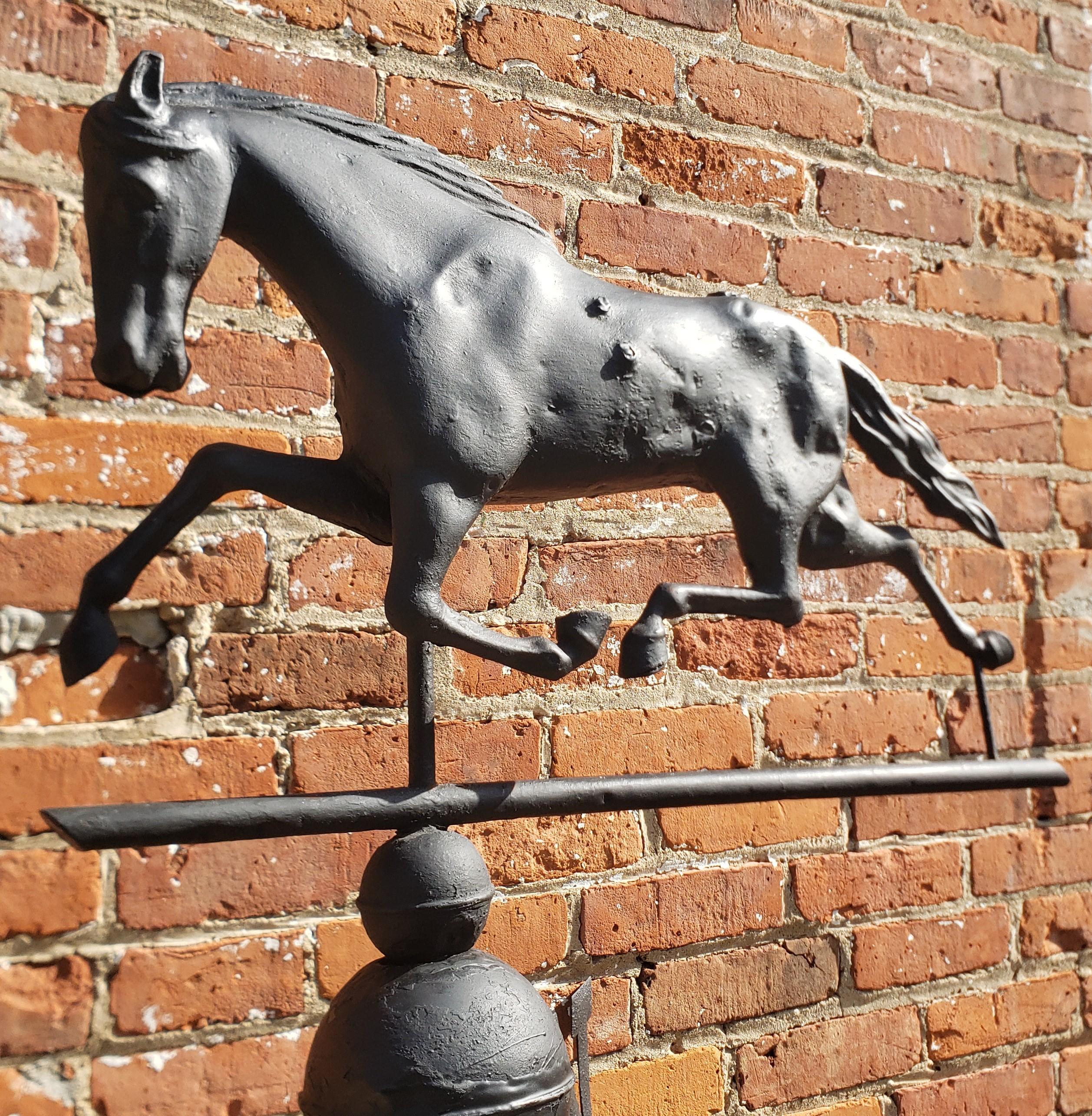Antike amerikanische Figural bemalt Kupfer Pferd Weatherwane mit Cast Directional (Handgefertigt) im Angebot