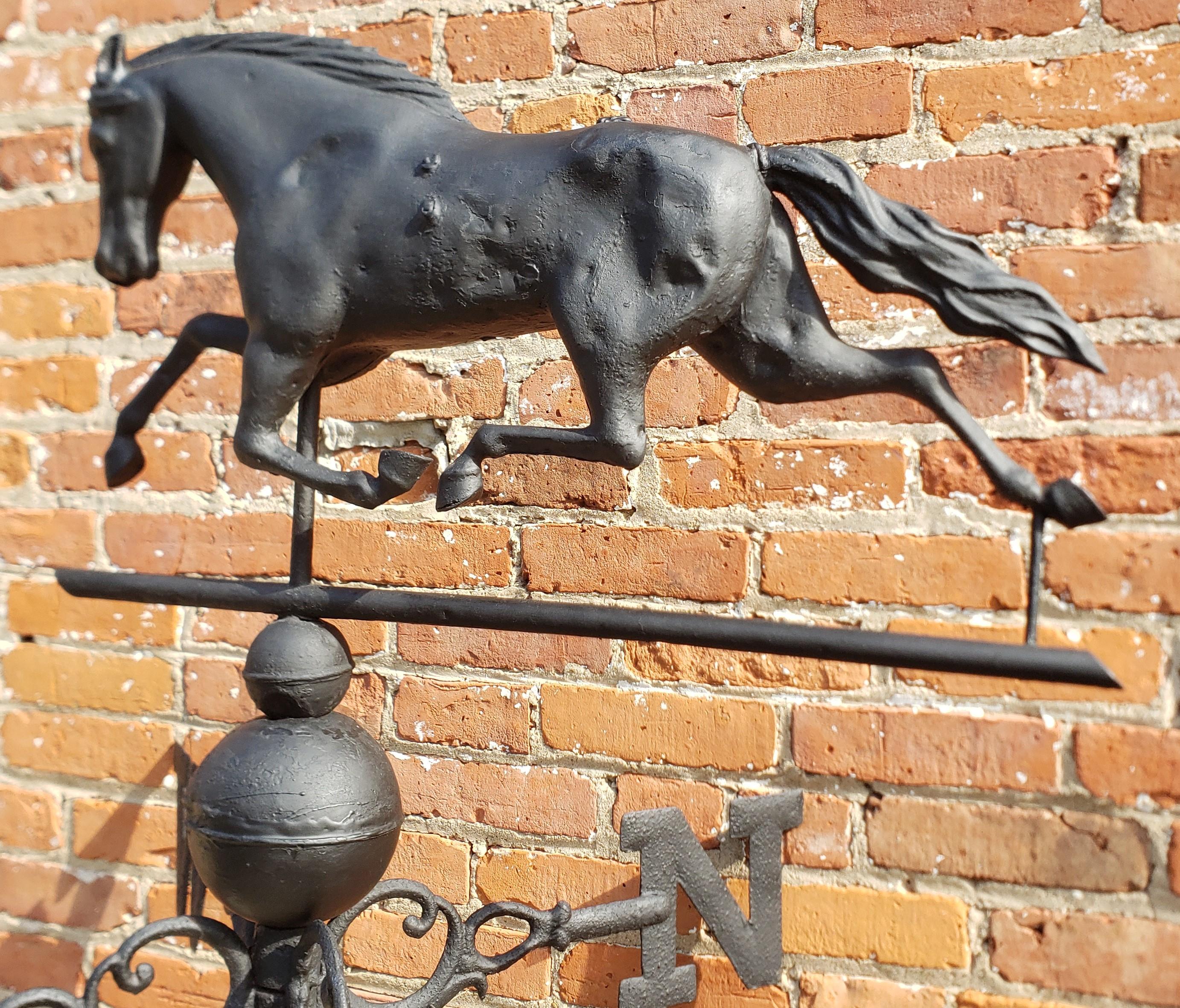 Antike amerikanische Figural bemalt Kupfer Pferd Weatherwane mit Cast Directional im Zustand „Gut“ im Angebot in Hamilton, Ontario
