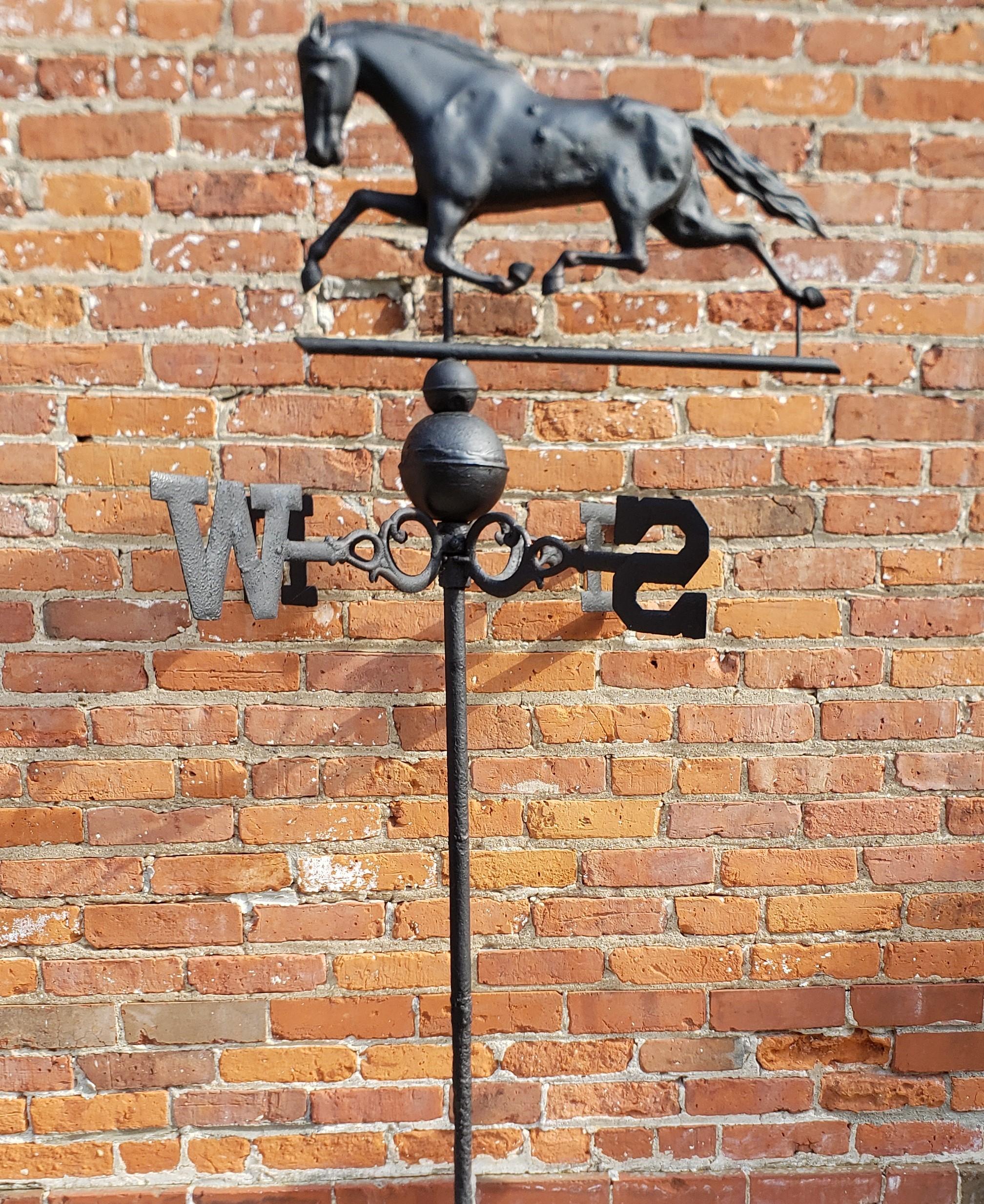 Antiquité américaine Figural Cheval en cuivre peint Weatherwane avec Directional en fonte Bon état - En vente à Hamilton, Ontario