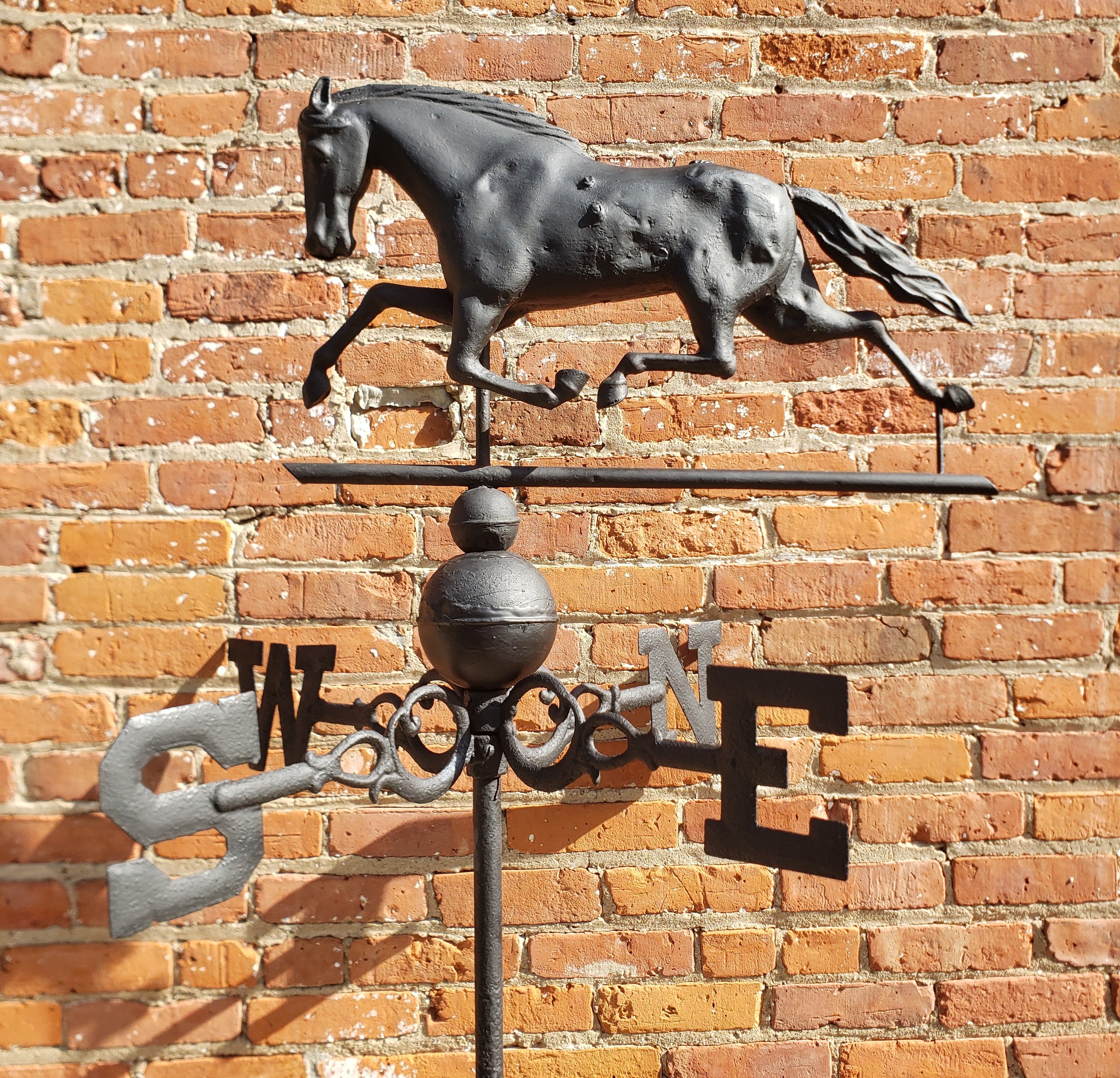 Antike amerikanische Figural bemalt Kupfer Pferd Weatherwane mit Cast Directional im Angebot