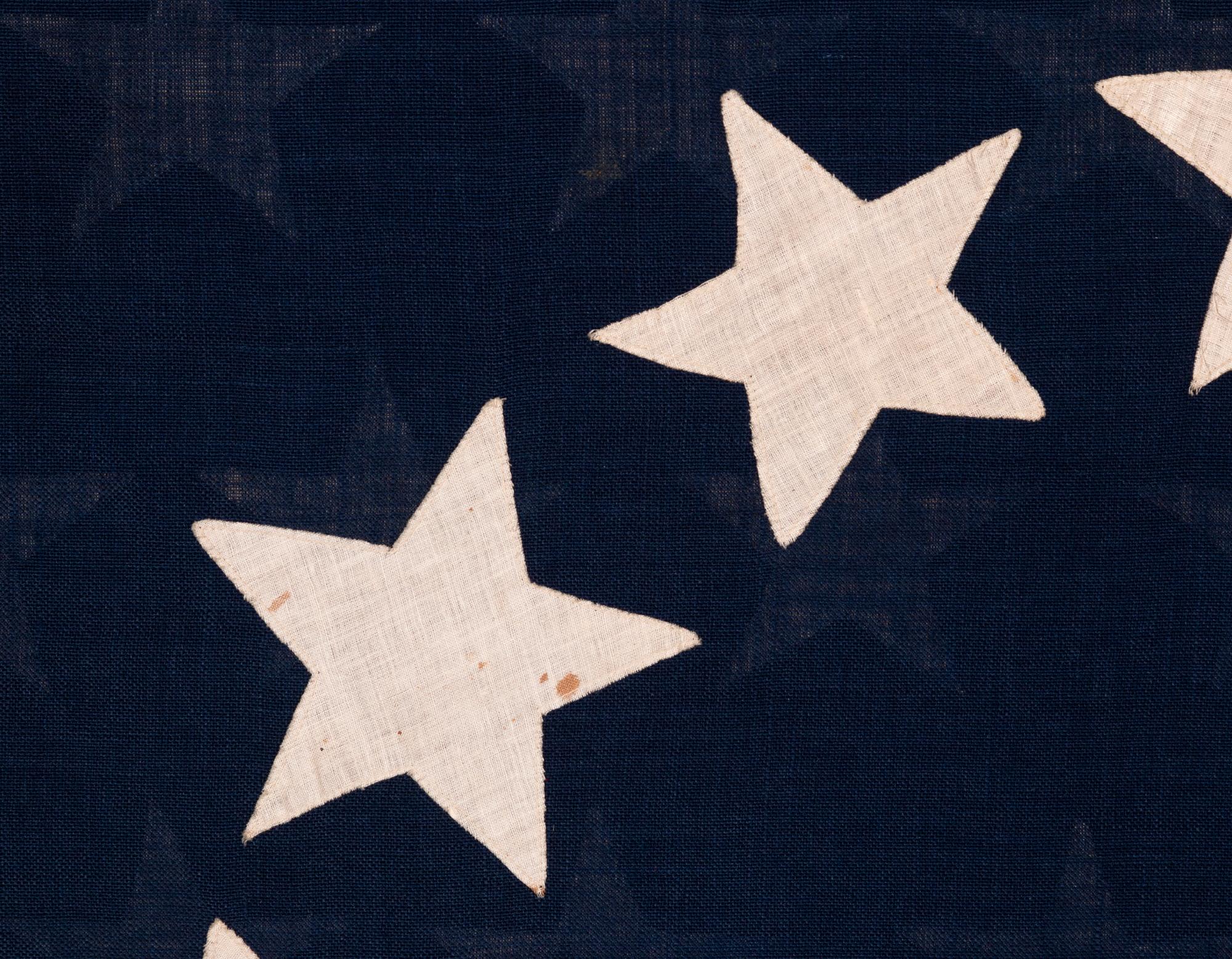 Américain Drapeau américain ancien avec 13 étoiles dans le motif Betsy Ross et 45 étoiles au verso en vente