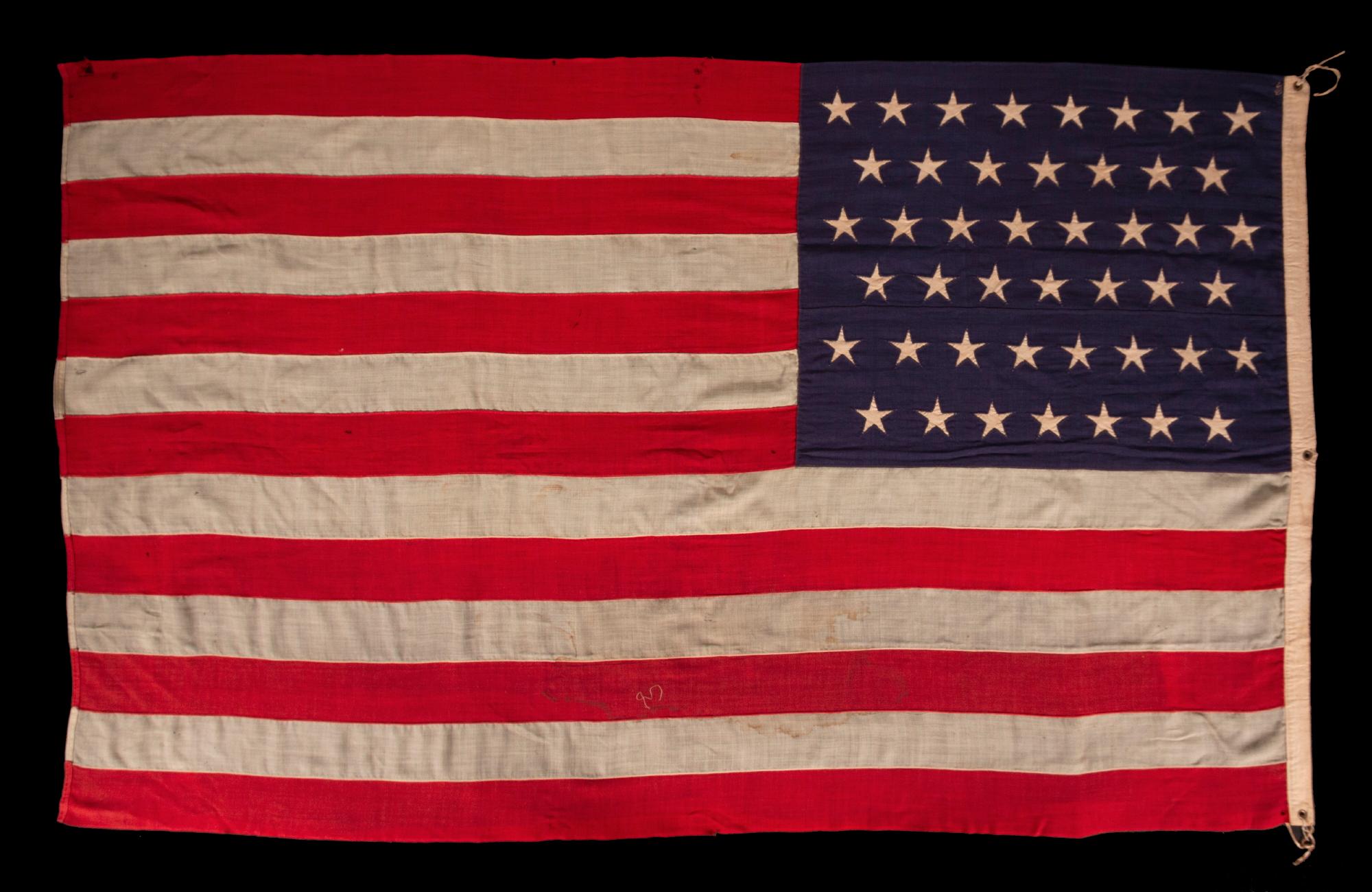 Drapeau américain ancien avec 13 étoiles dans le motif Betsy Ross et 45 étoiles au verso Excellent état - En vente à York County, PA