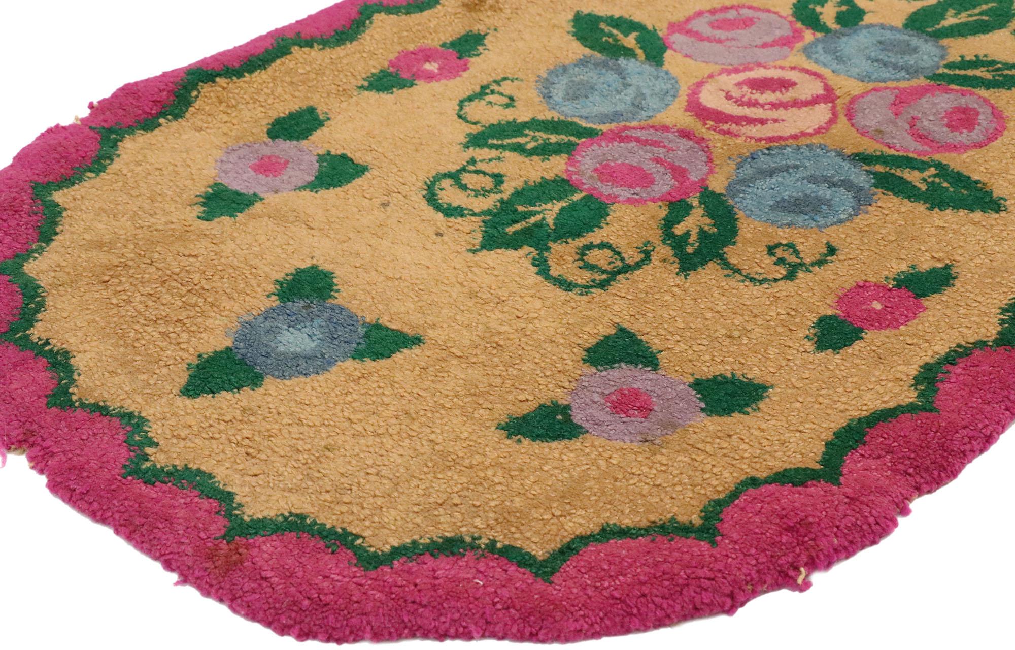 74353, ancien tapis ovale américain à fleurs crochetées avec style Chintz de la campagne anglaise 01'11 X 03'06. S'inspirant de Mario Buatta, du style Chintz et d'éléments de design du XVIIIe siècle en France, ce tapis crocheté floral américain