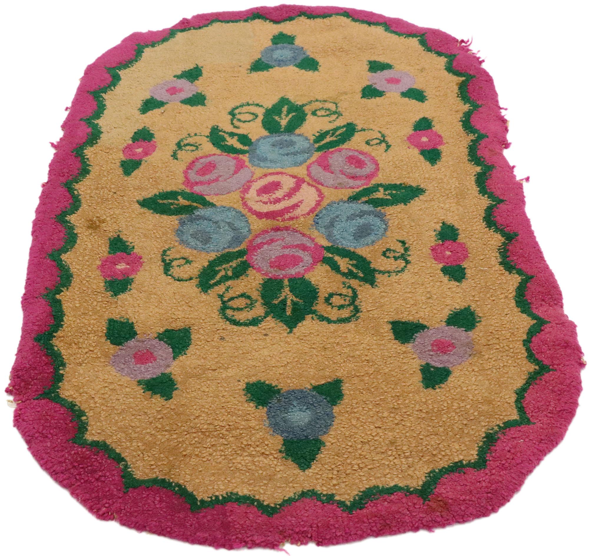 Colonial américain Ancien tapis américain ovale à capuche à motifs floraux avec style Chintz de campagne anglais en vente