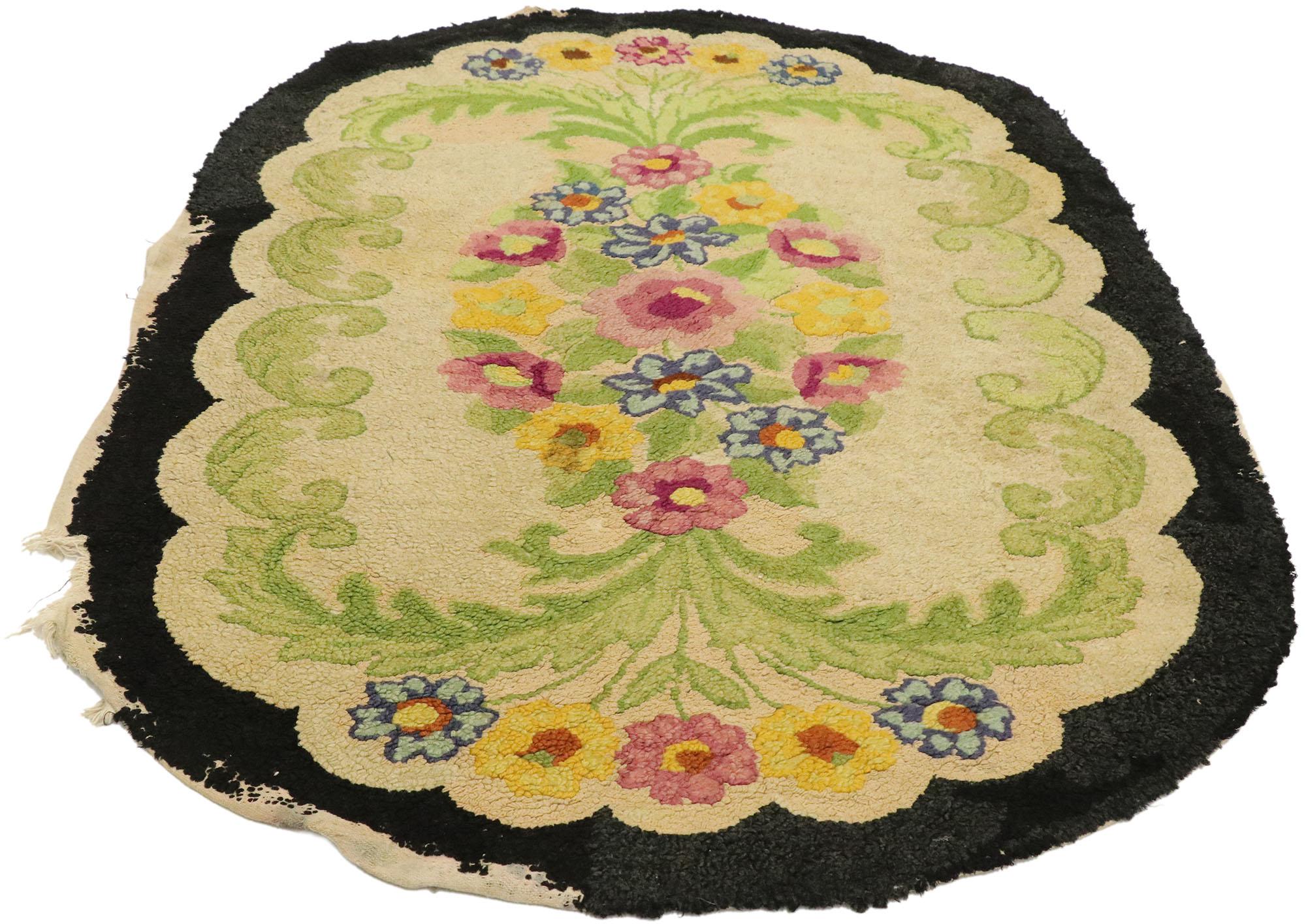 Colonial américain Ancien tapis américain ovale à capuche à motifs floraux avec style Chintz de campagne anglais en vente