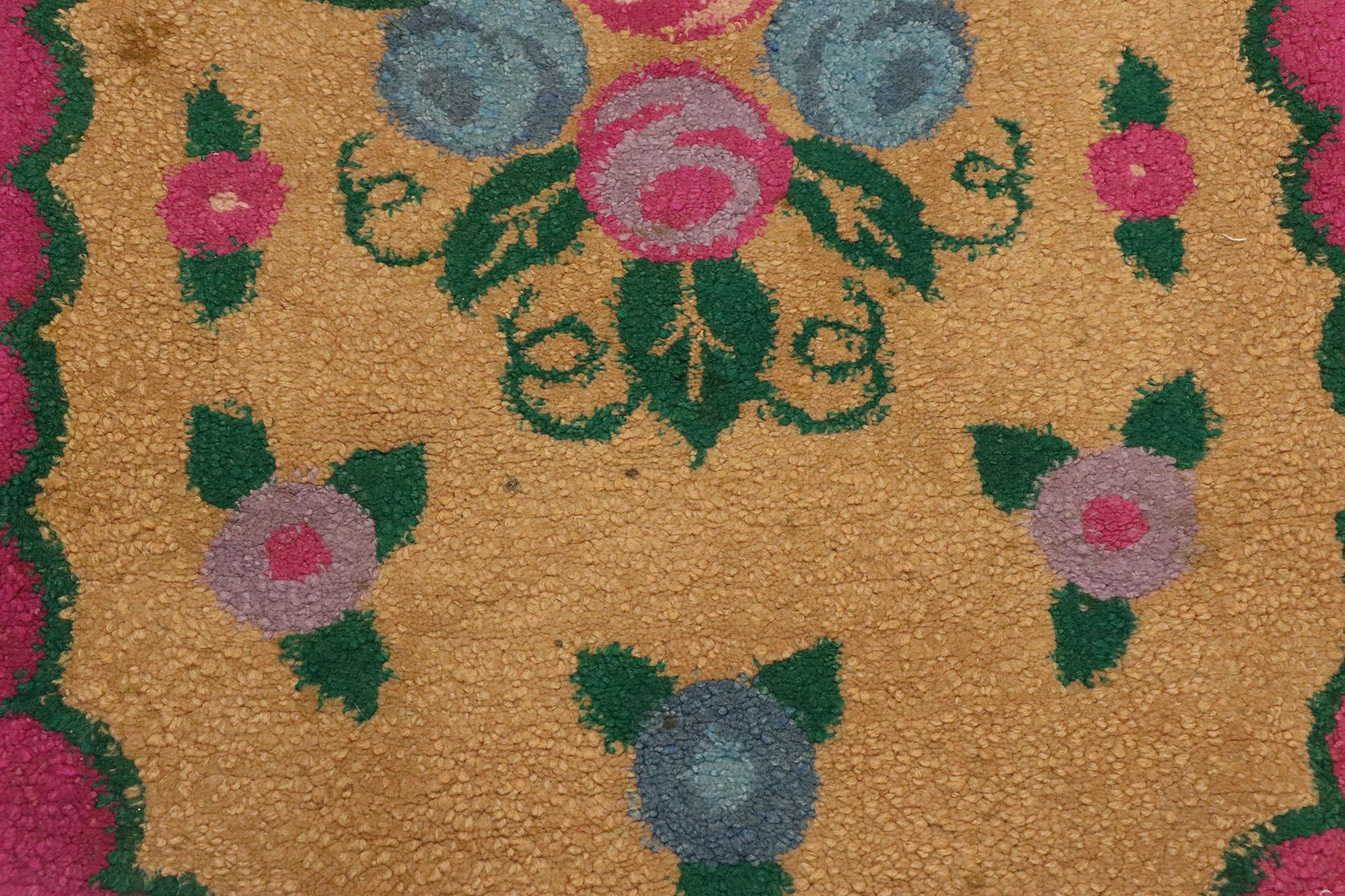 Américain Ancien tapis américain ovale à capuche à motifs floraux avec style Chintz de campagne anglais en vente