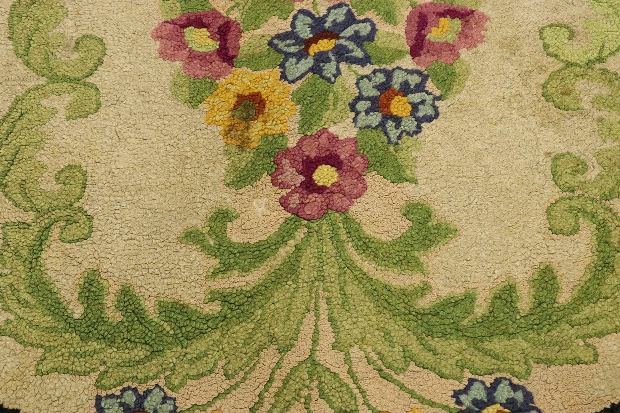 Américain Ancien tapis américain ovale à capuche à motifs floraux avec style Chintz de campagne anglais en vente