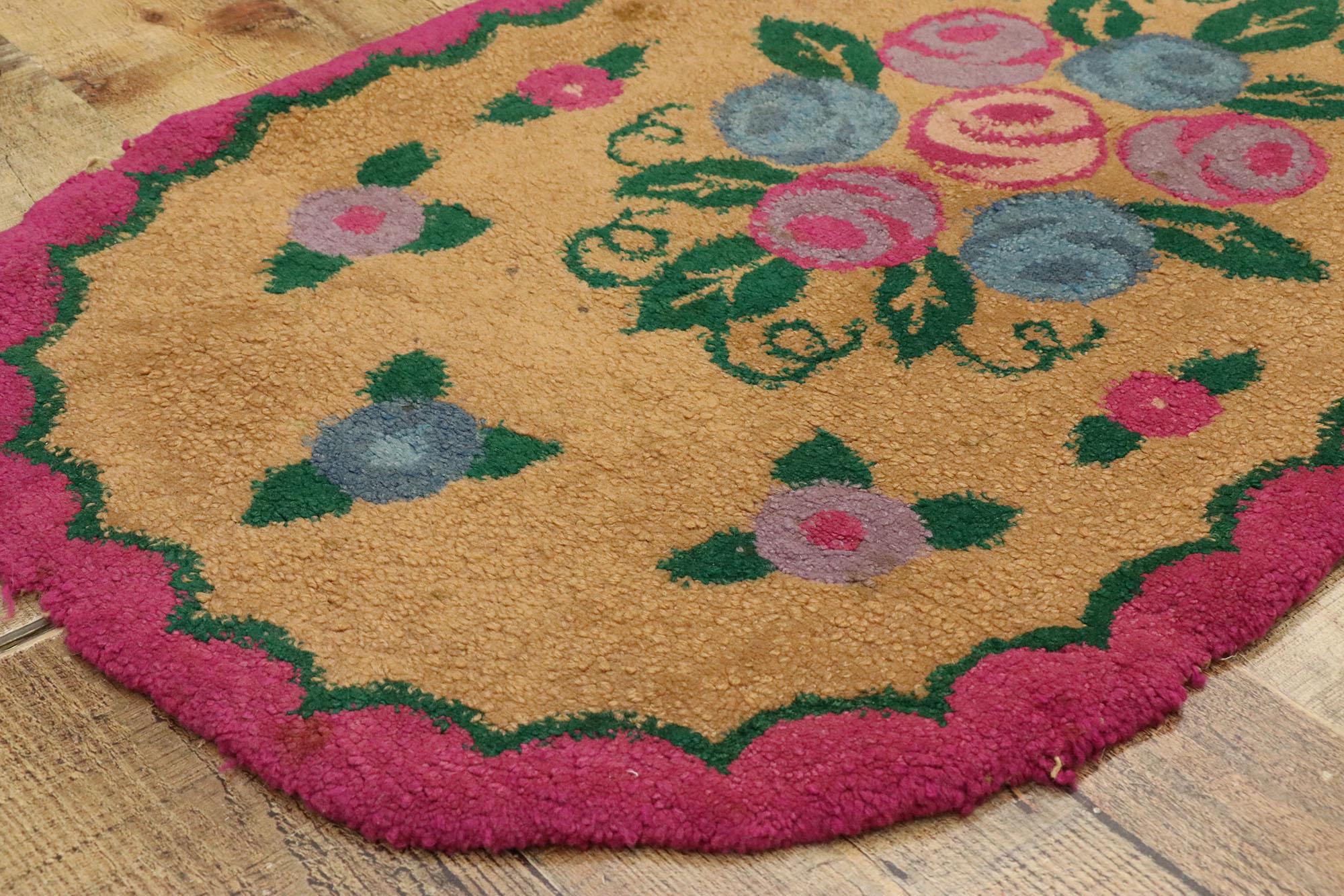 Noué à la main Ancien tapis américain ovale à capuche à motifs floraux avec style Chintz de campagne anglais en vente