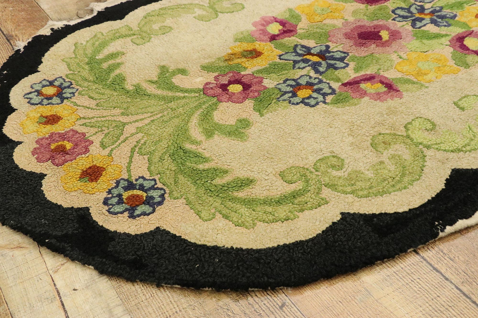Antiker antiker amerikanischer ovaler Teppich mit geblümter Kapuze im englischen Chintz-Stil im Zustand „Starke Gebrauchsspuren“ im Angebot in Dallas, TX