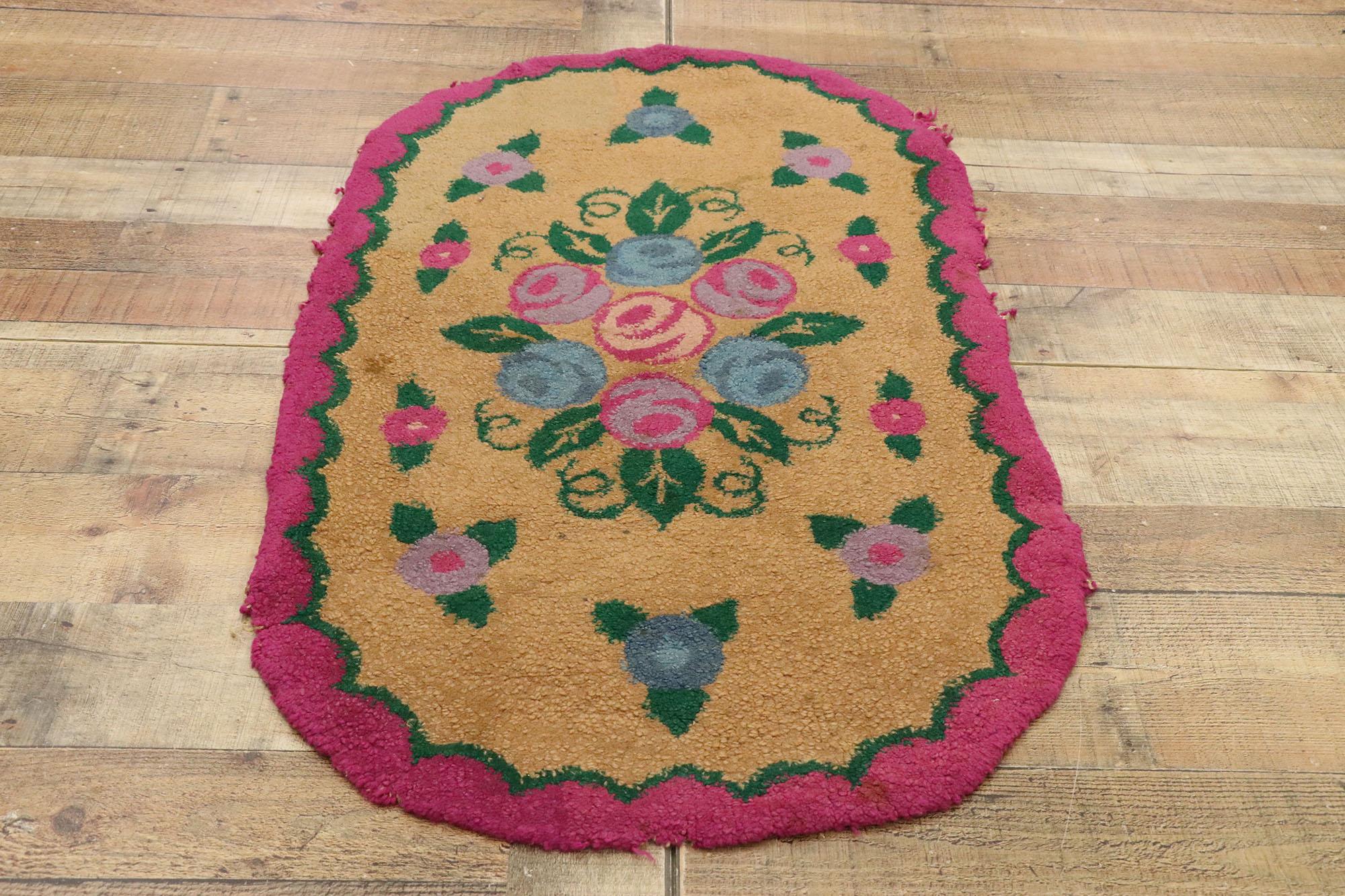 Ancien tapis américain ovale à capuche à motifs floraux avec style Chintz de campagne anglais Abîmé - En vente à Dallas, TX