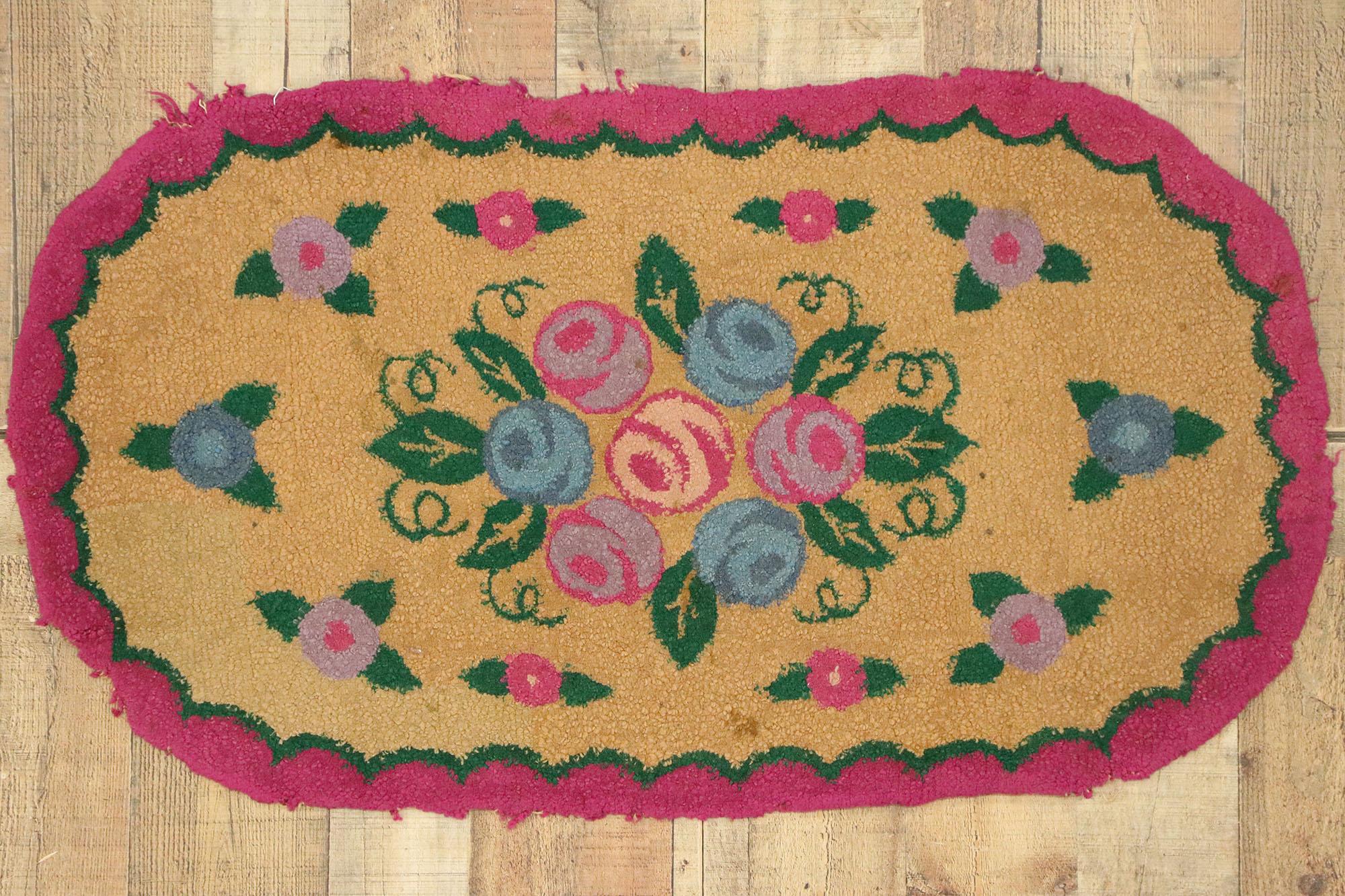 20ième siècle Ancien tapis américain ovale à capuche à motifs floraux avec style Chintz de campagne anglais en vente