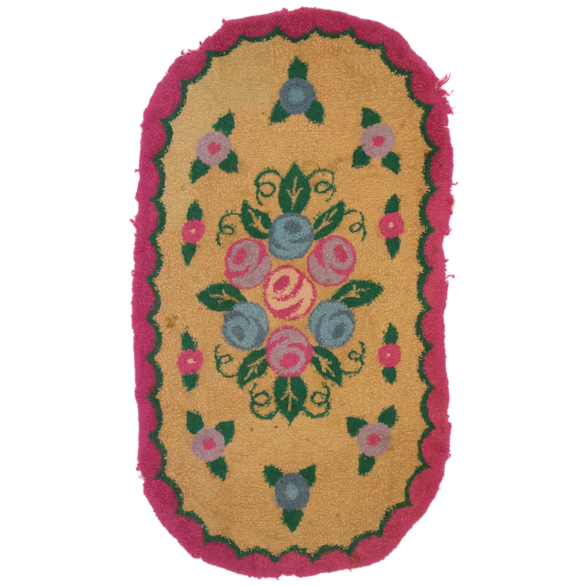 Ancien tapis américain ovale à capuche à motifs floraux avec style Chintz de campagne anglais en vente