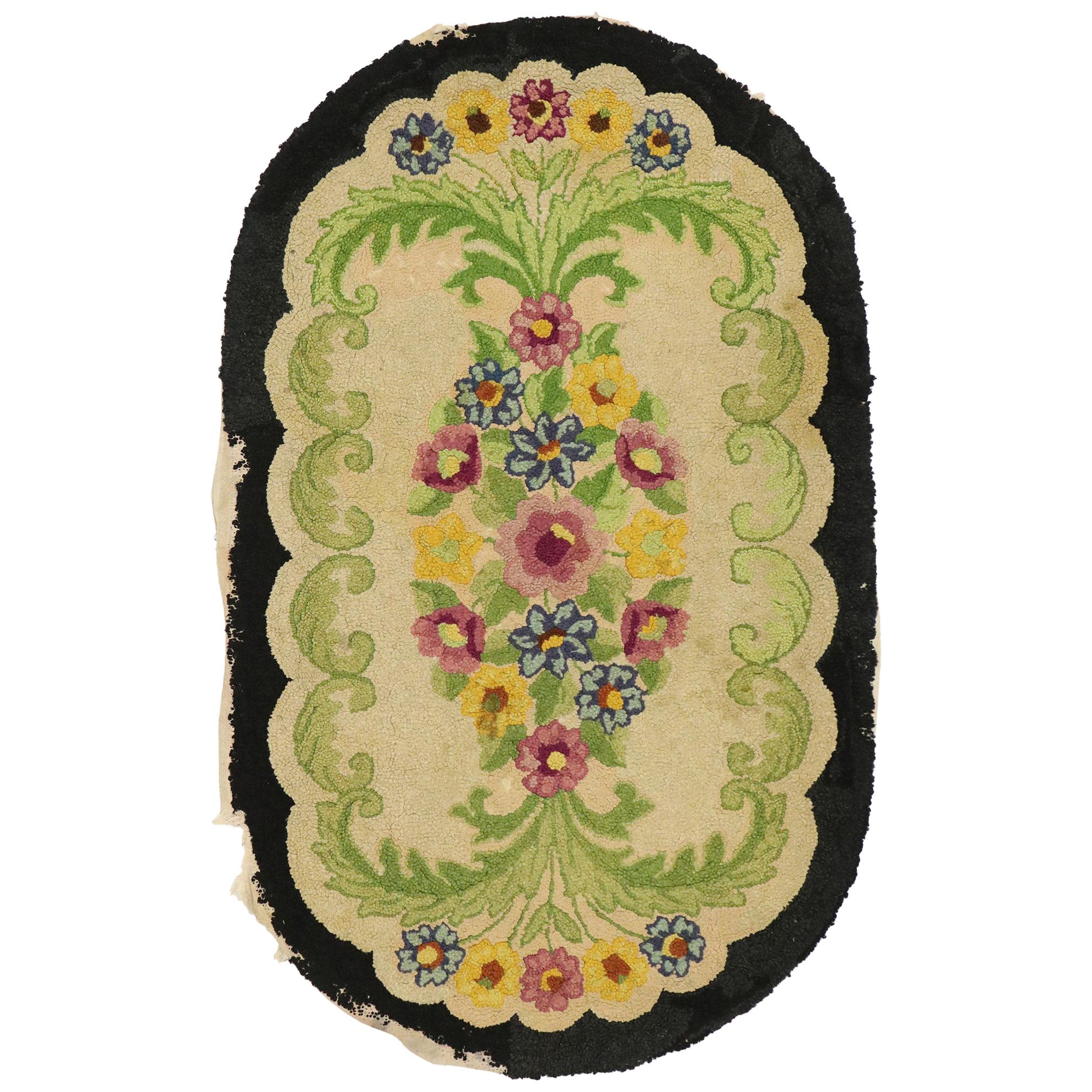 Ancien tapis américain ovale à capuche à motifs floraux avec style Chintz de campagne anglais en vente