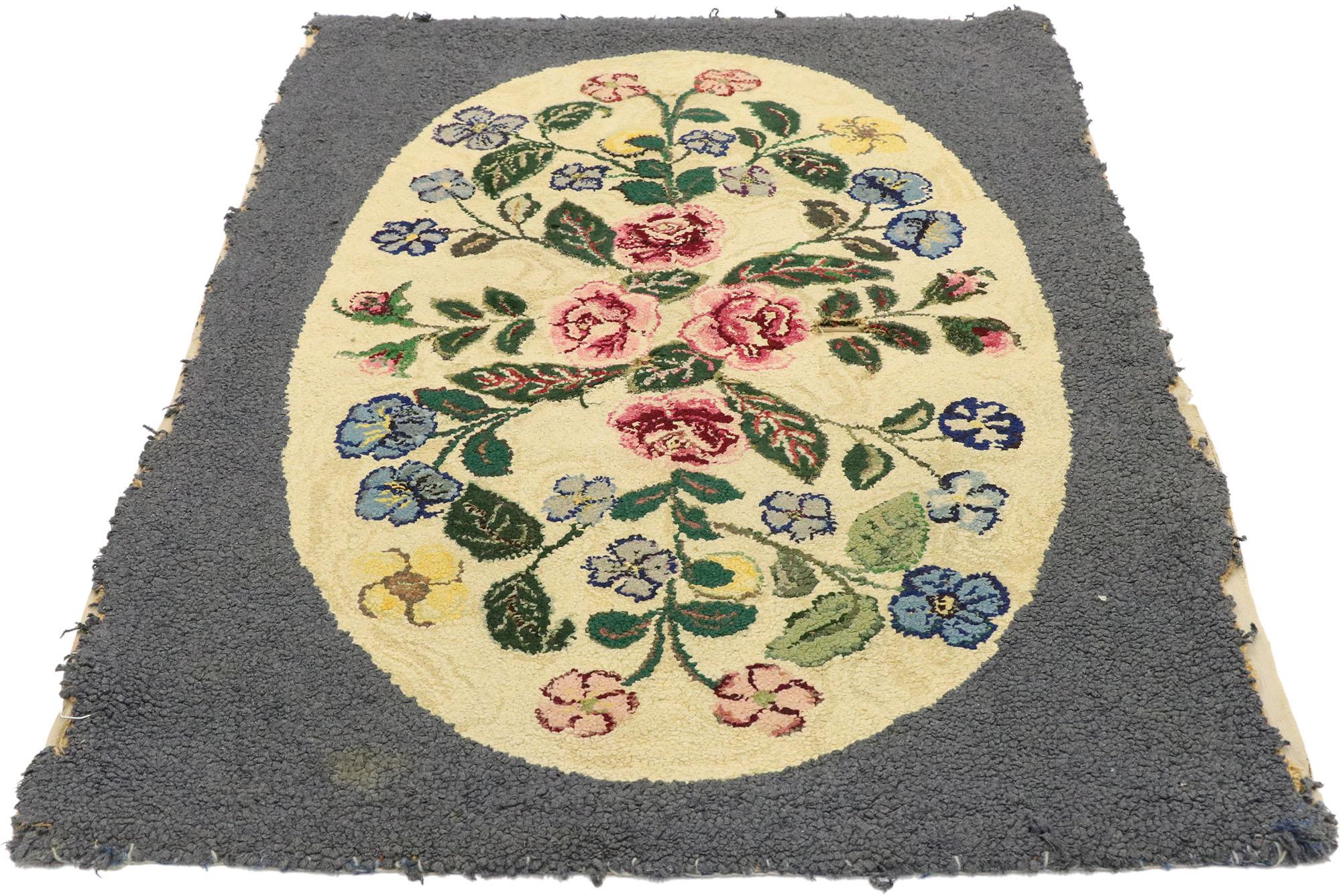Antiker amerikanischer geblümter Teppich mit Kapuze im englischen Chintz-Stil (Amerikanisch Kolonial) im Angebot