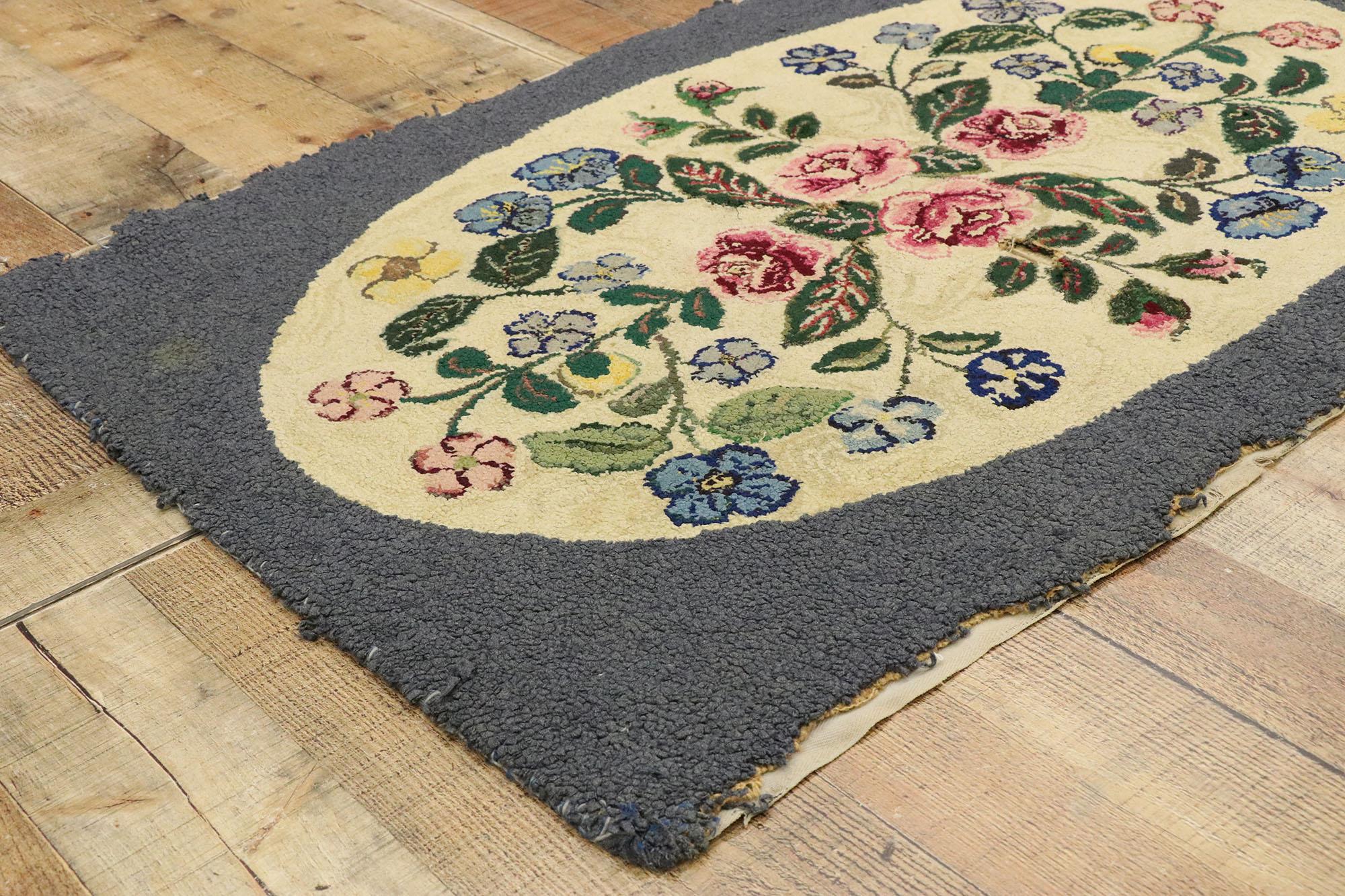Antiker amerikanischer geblümter Teppich mit Kapuze im englischen Chintz-Stil im Zustand „Starke Gebrauchsspuren“ im Angebot in Dallas, TX