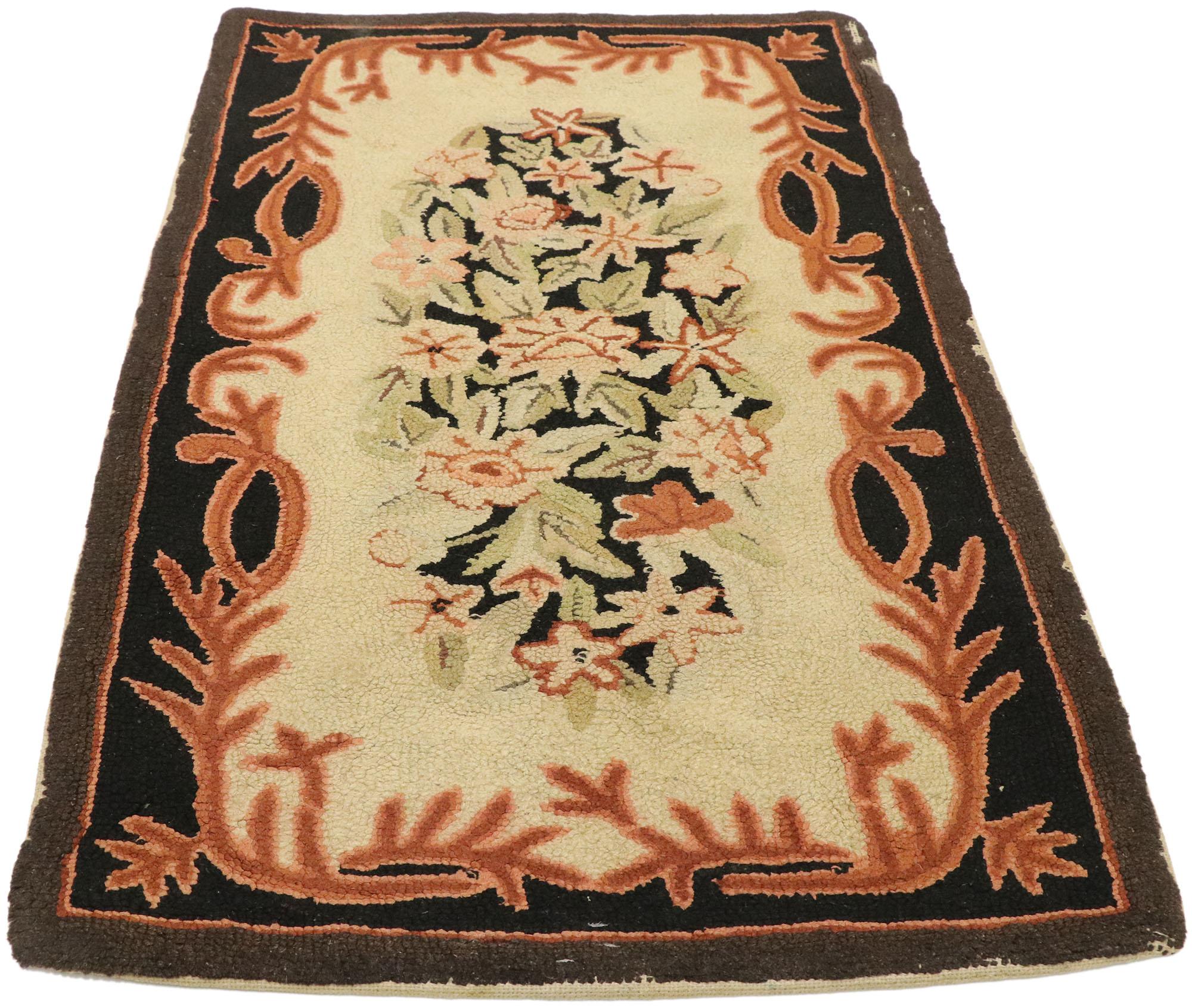 Provincial français Ancien tapis américain à capuche à motifs floraux avec style provincial français en vente