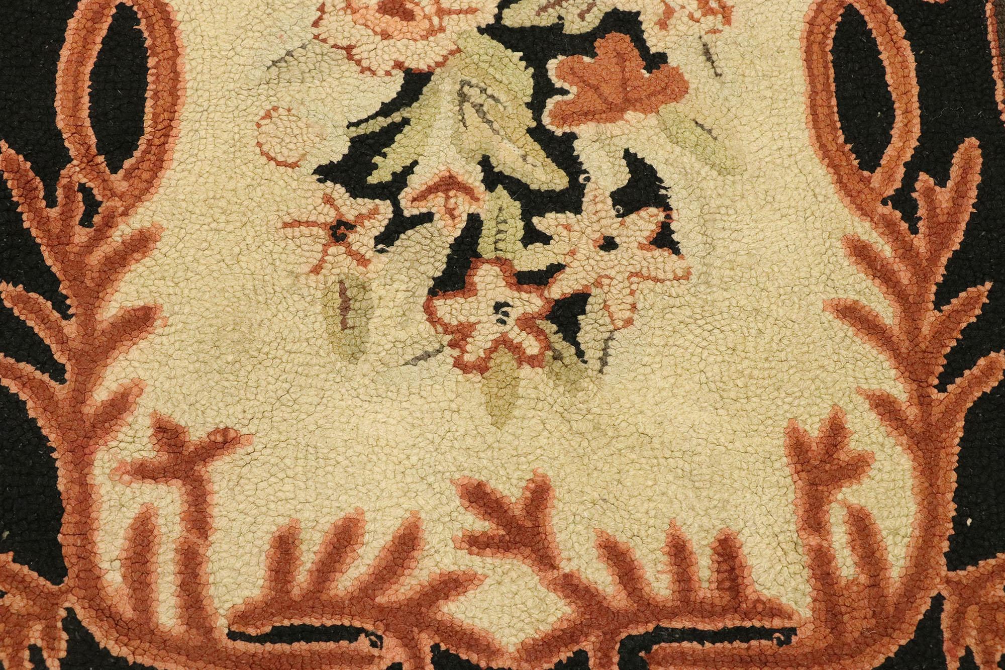 Américain Ancien tapis américain à capuche à motifs floraux avec style provincial français en vente