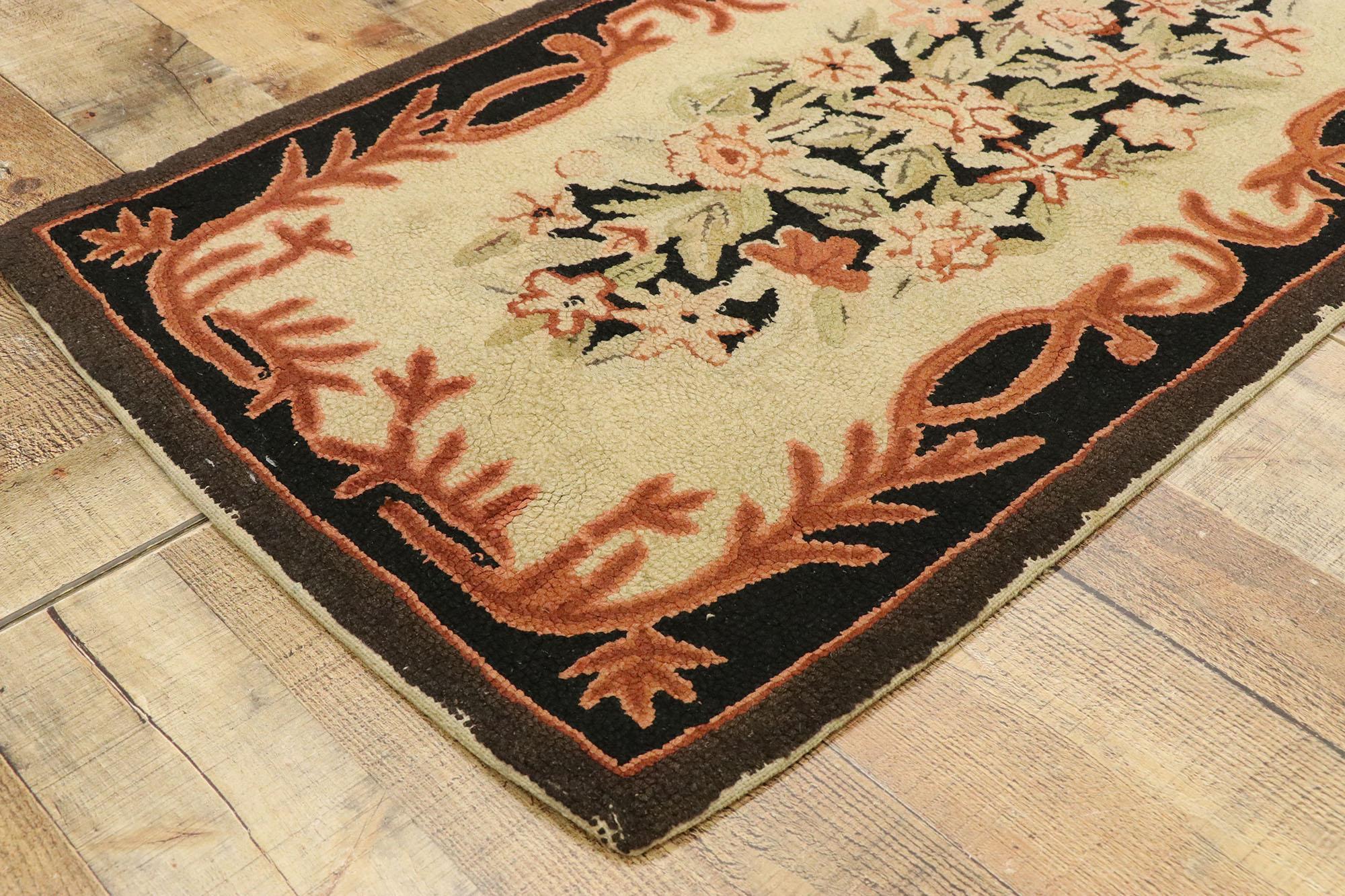 Noué à la main Ancien tapis américain à capuche à motifs floraux avec style provincial français en vente