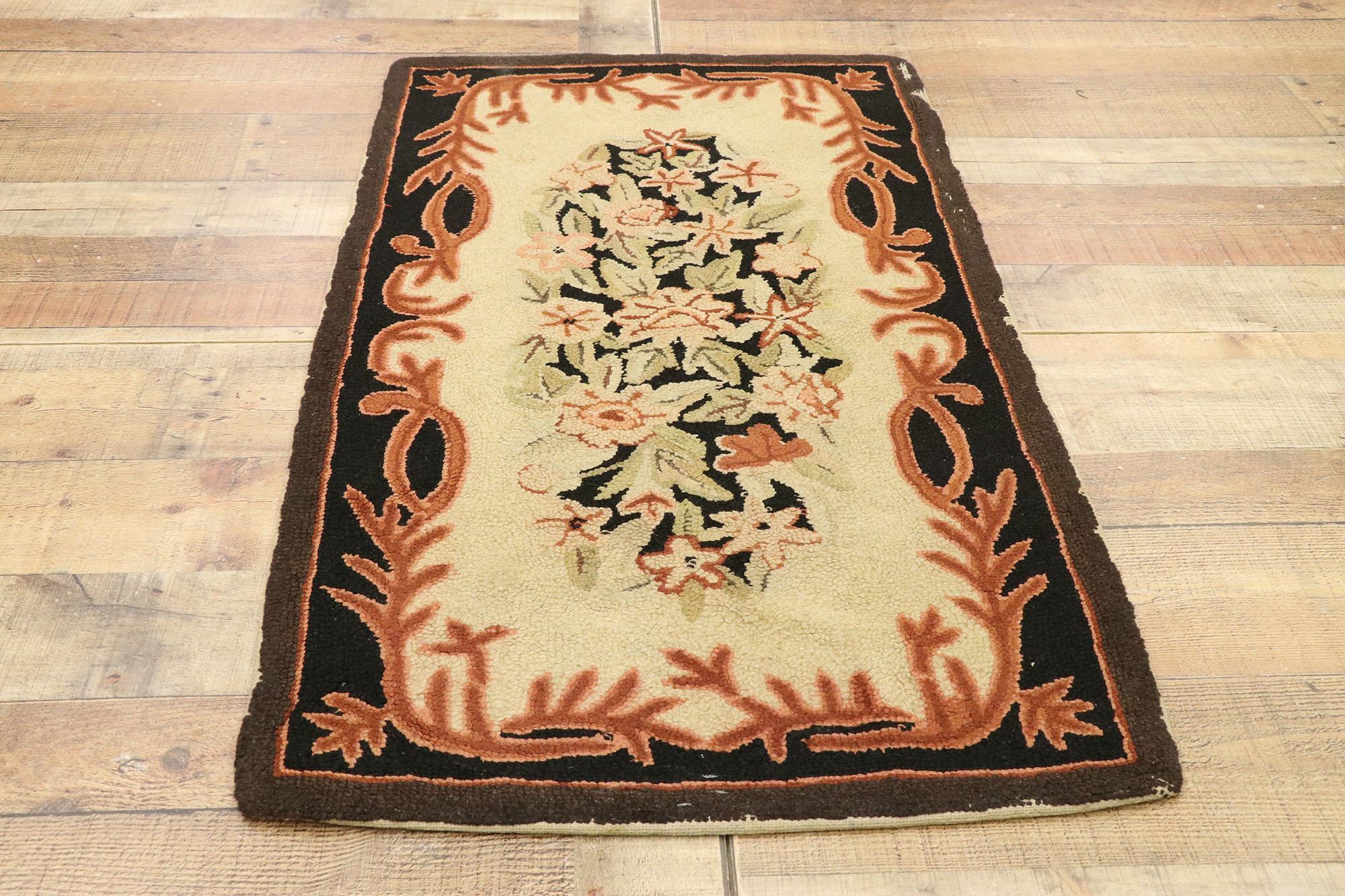 Ancien tapis américain à capuche à motifs floraux avec style provincial français Abîmé - En vente à Dallas, TX