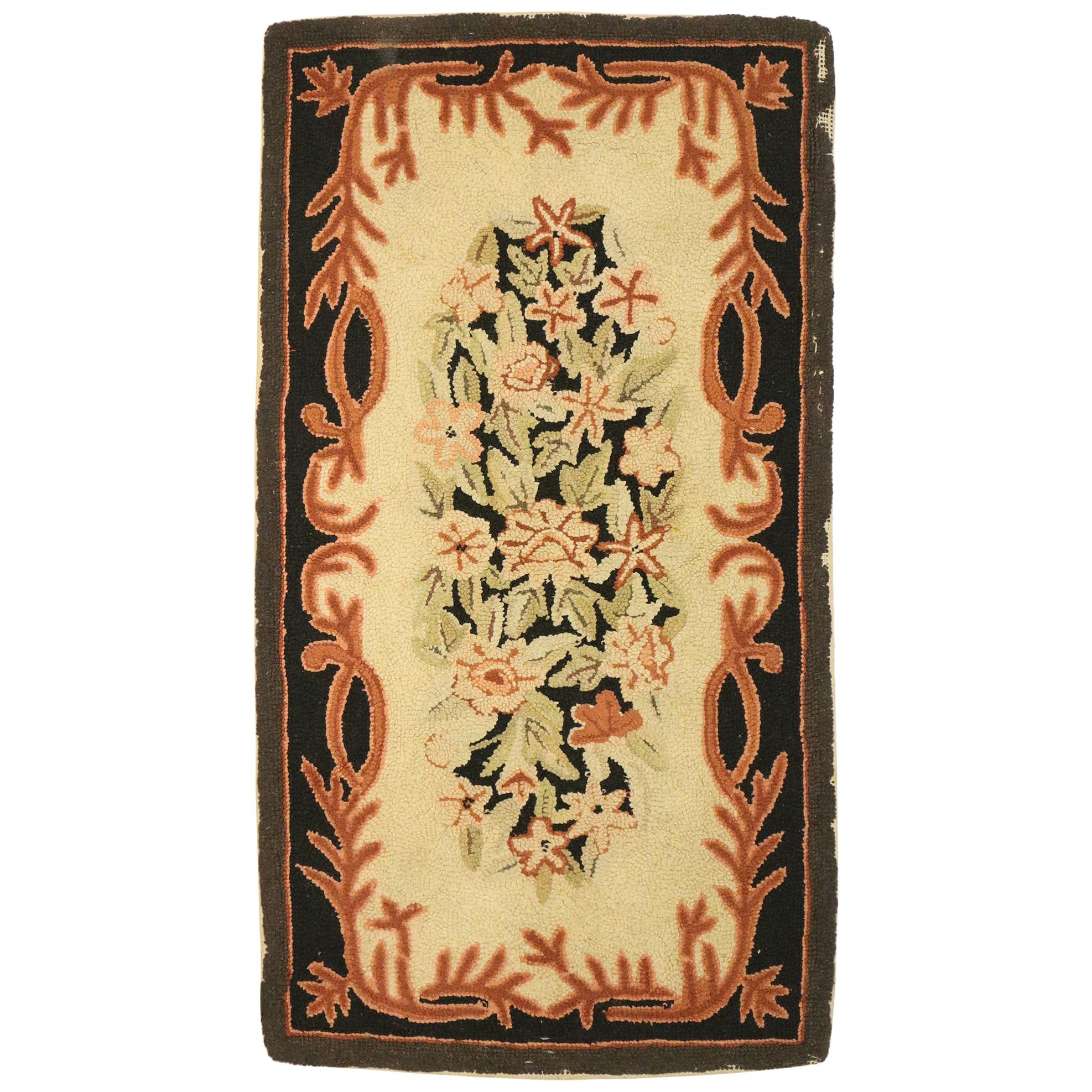 Ancien tapis américain à capuche à motifs floraux avec style provincial français