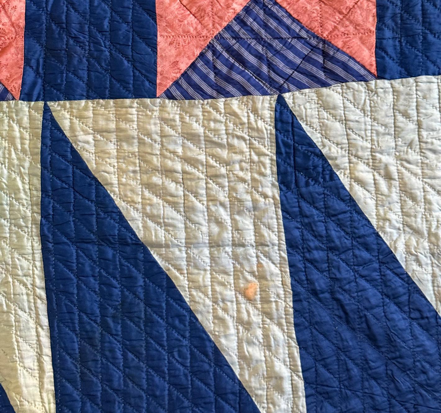 Antike amerikanische fliegende Gänse gemusterte Satin Steppdecke mit Röcken im Angebot 4