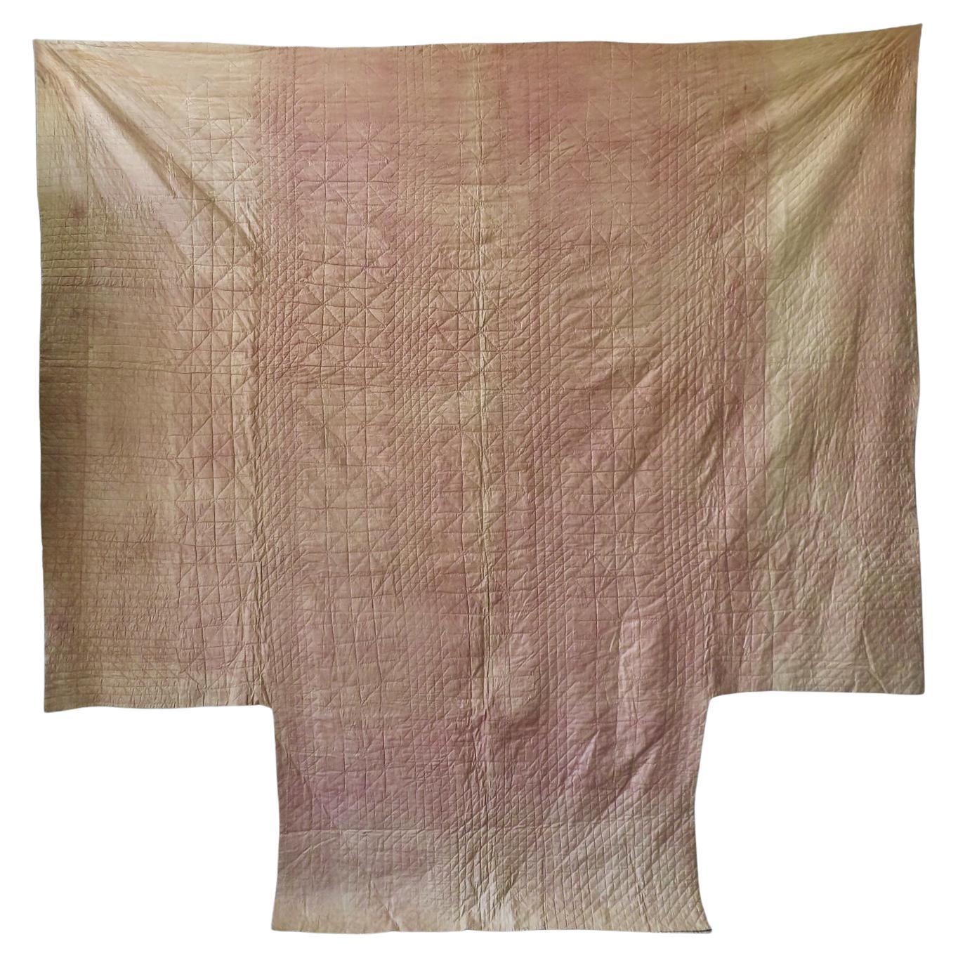 Ein feiner amerikanischer Quilt aus Satin-Patchwork im Muster der fliegenden Gänse, ca. Ende des 19. bis Anfang des 20. Jahrhunderts. Der Hauptteil des Quilts besteht aus fünf Spalten mit orangefarbenen und blauen (mit dezenten Streifen) Dreiecken,