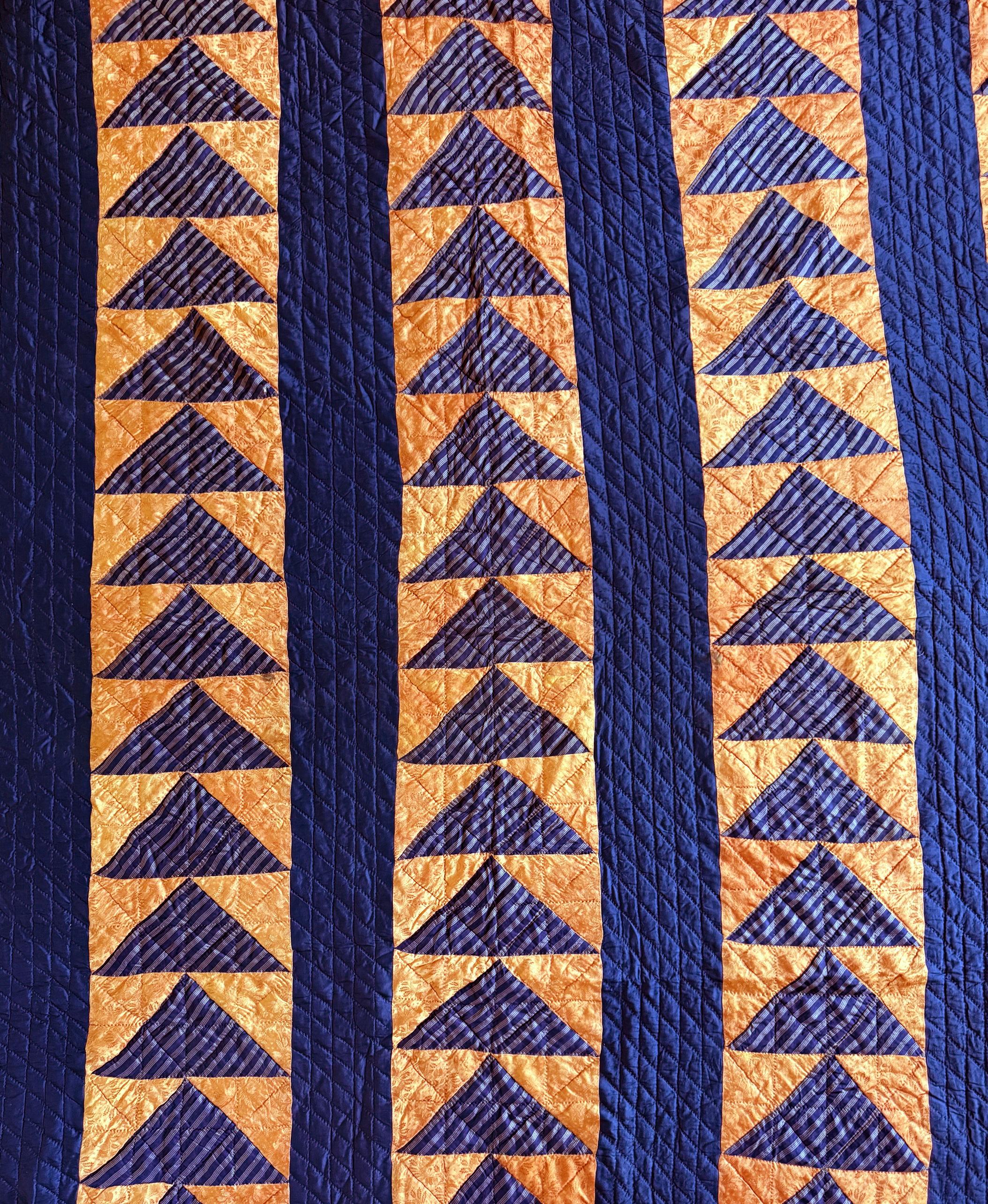 Antike amerikanische fliegende Gänse gemusterte Satin Steppdecke mit Röcken (Amerikanische Klassik) im Angebot
