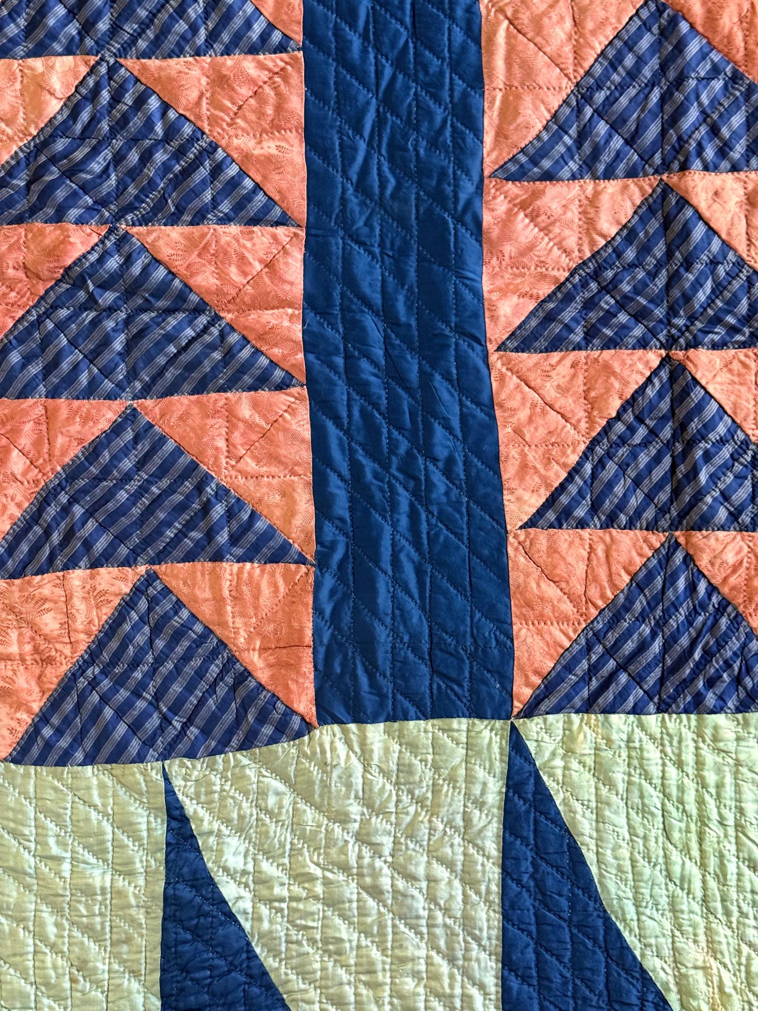 Antike amerikanische fliegende Gänse gemusterte Satin Steppdecke mit Röcken (Baumwolle) im Angebot