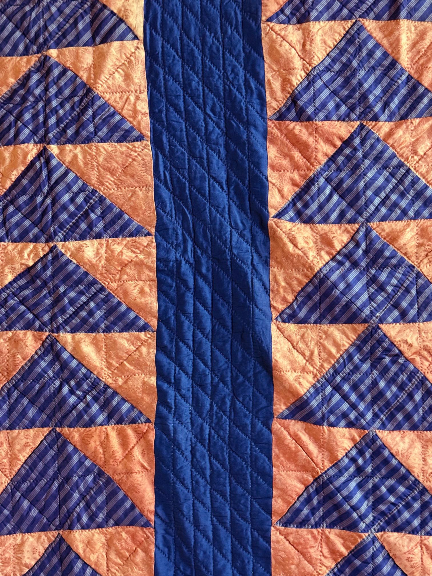 Antike amerikanische fliegende Gänse gemusterte Satin Steppdecke mit Röcken im Angebot 2