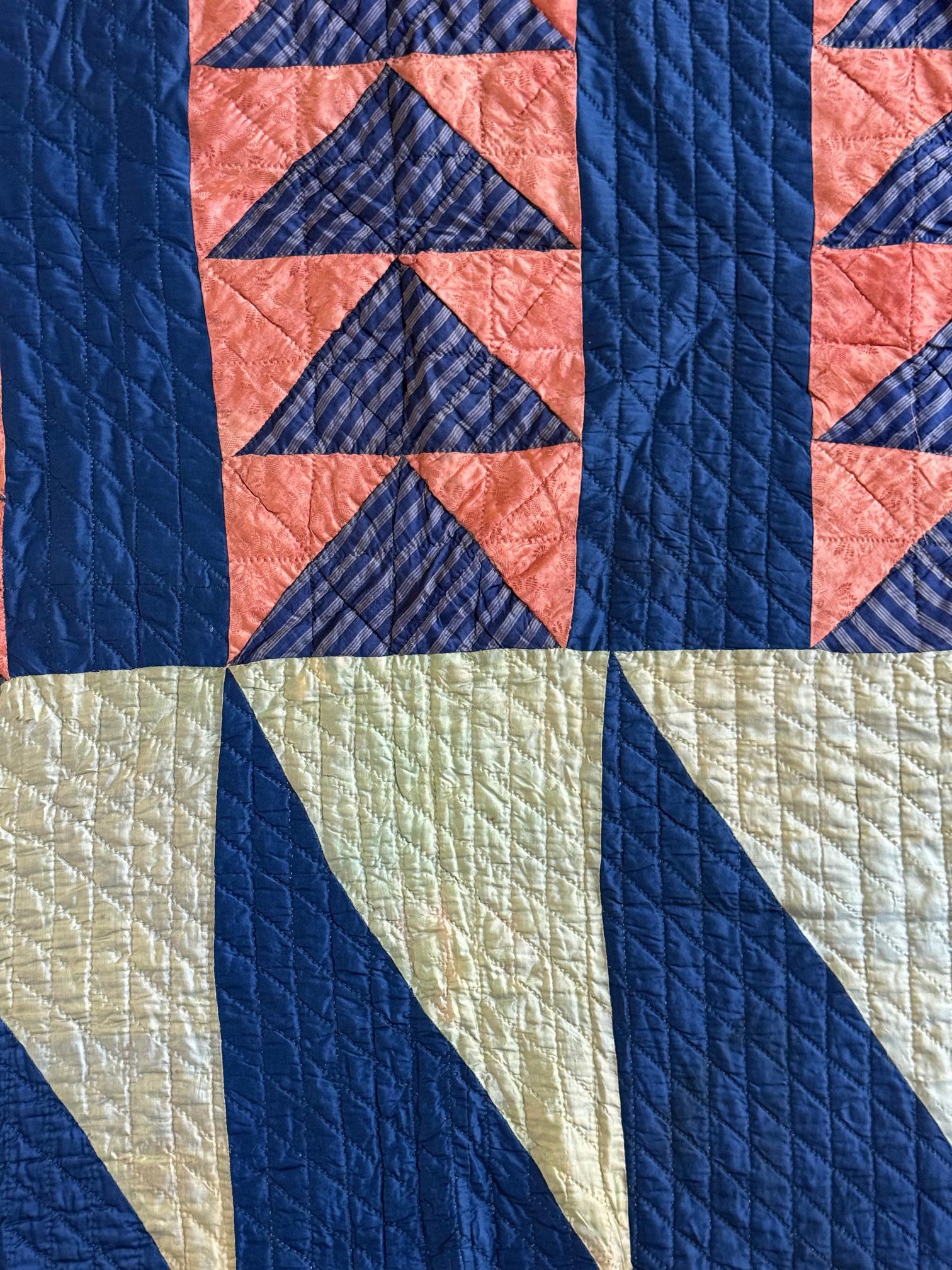 Antike amerikanische fliegende Gänse gemusterte Satin Steppdecke mit Röcken im Angebot 3