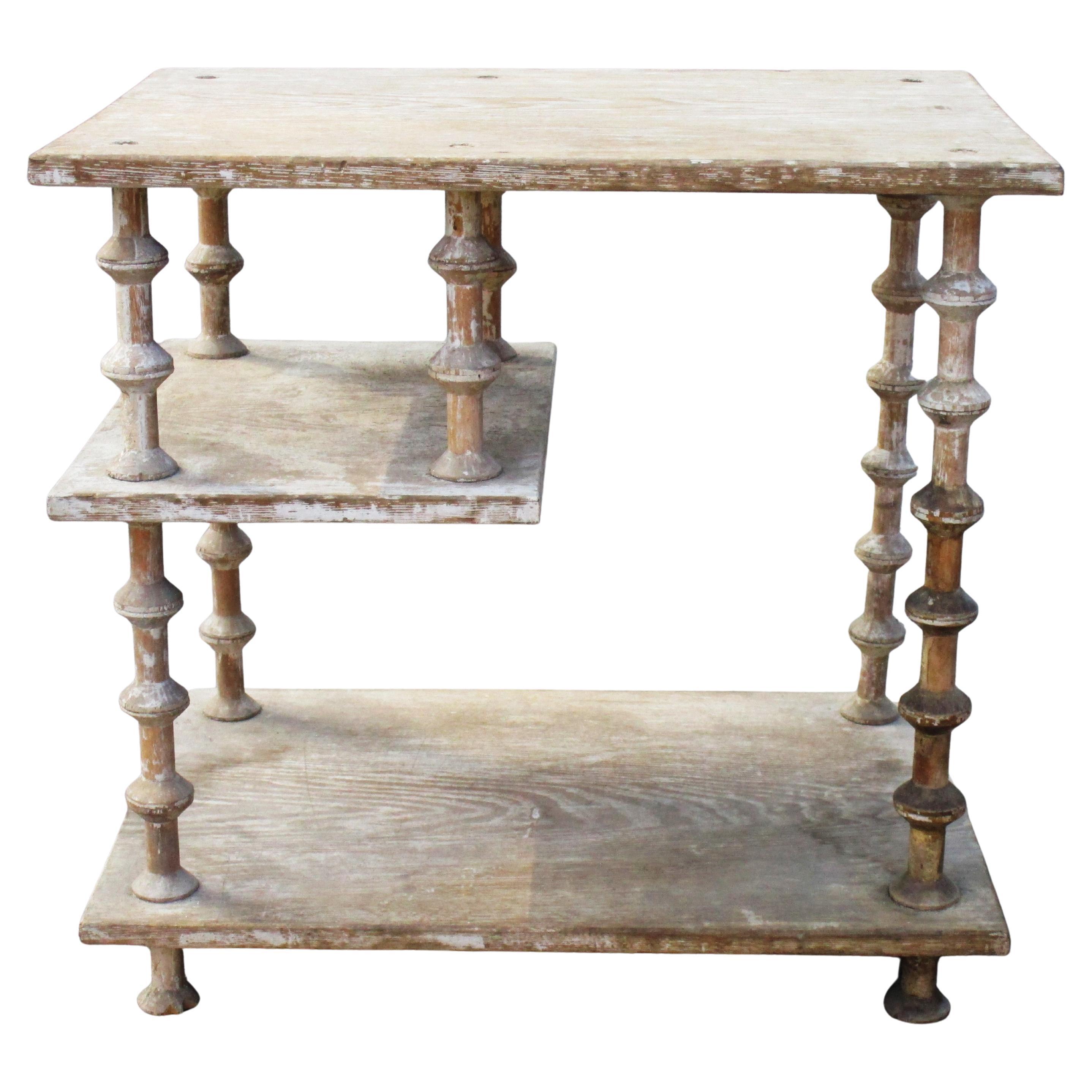 Antique table à bobine d'art populaire américain dans le plus magnifiquement vieilli original usé surface peinte en blanc sec ayant l'apparence d'une finition chaulée cérusée qui montre le grain figuré audacieux du bois ( voir gros plan img. 6 )