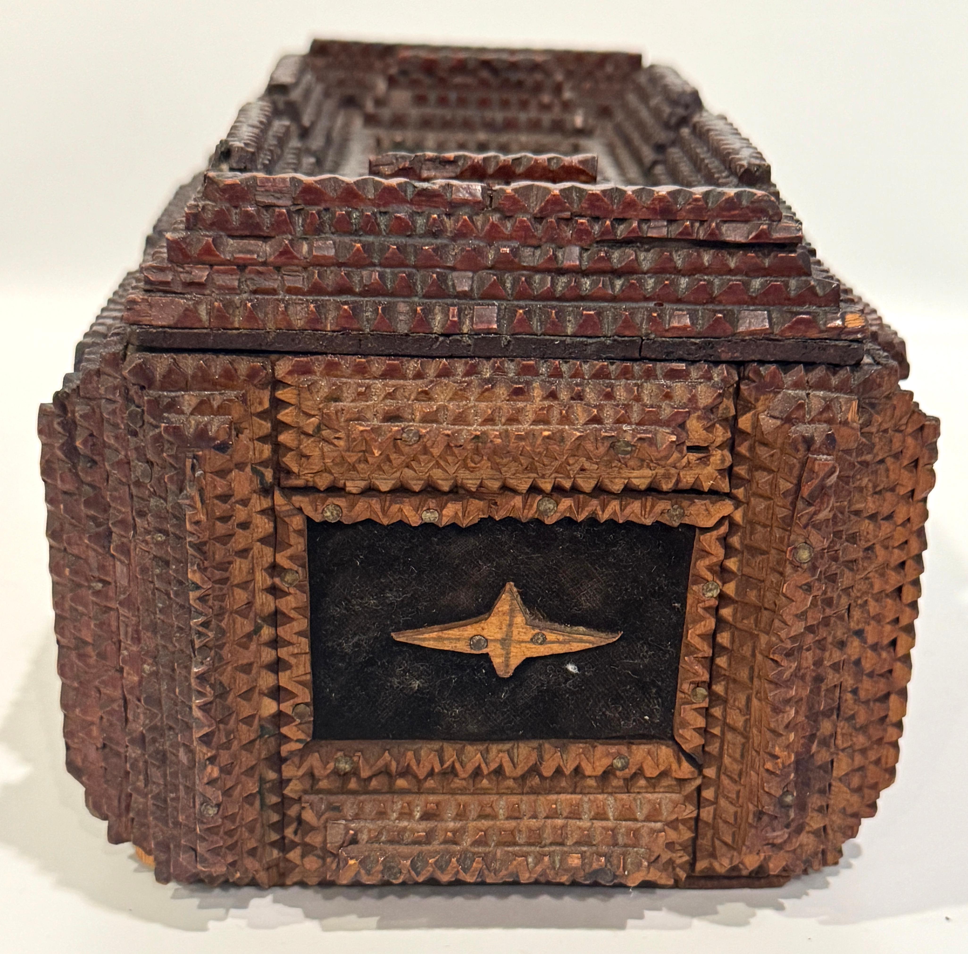 Antigua Caja Americana de Arte Popular Tramp Art Carved en venta 3