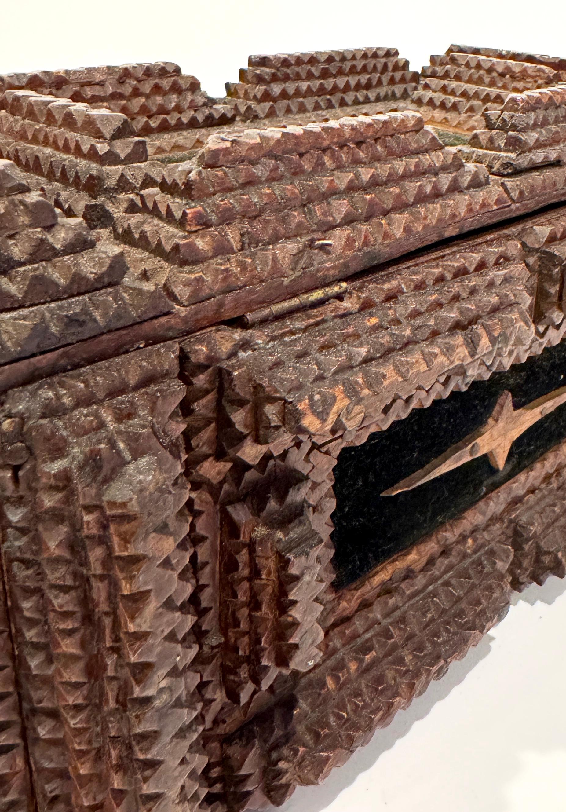 Antigua Caja Americana de Arte Popular Tramp Art Carved en venta 4