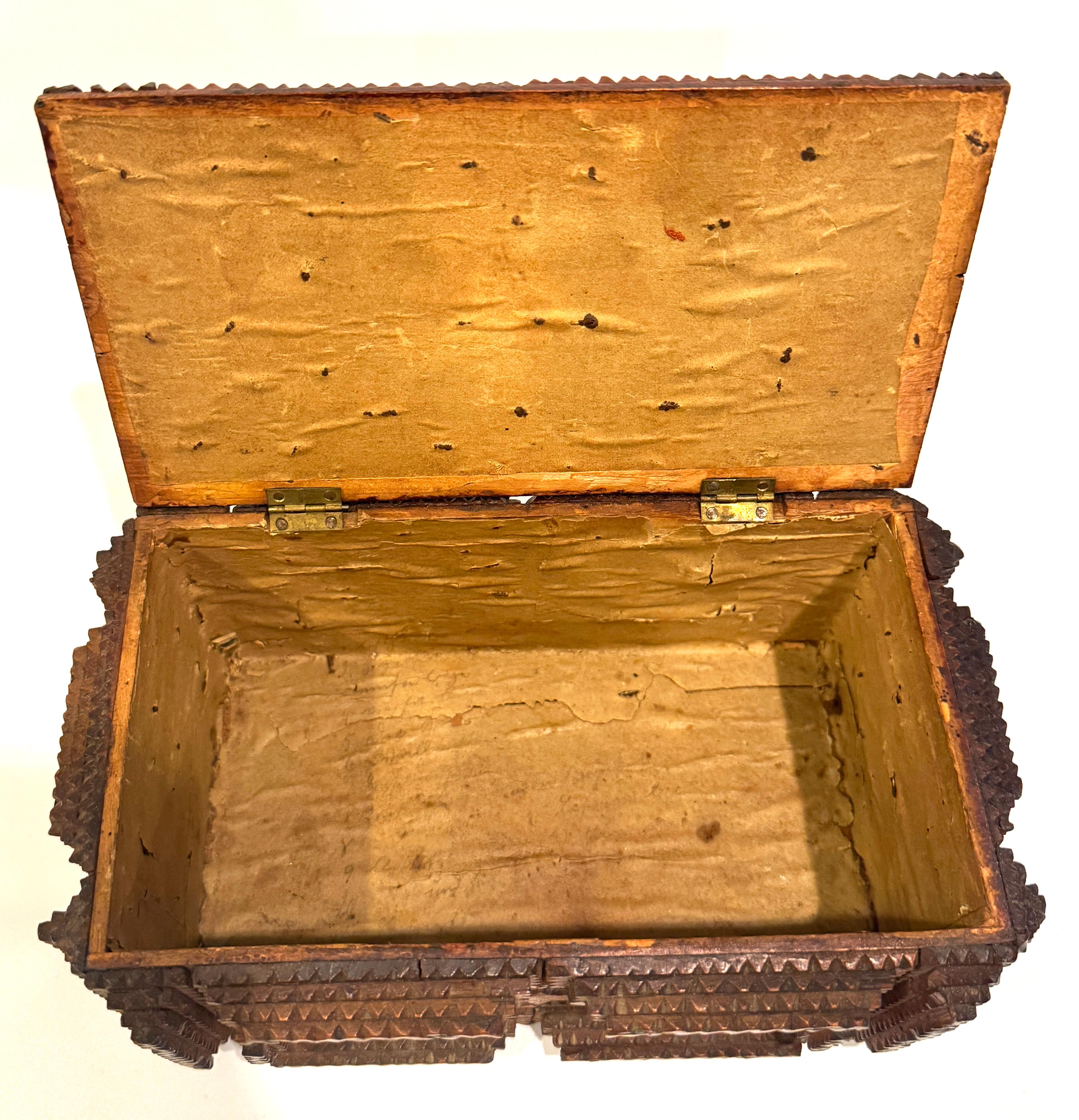Antigua Caja Americana de Arte Popular Tramp Art Carved en venta 5