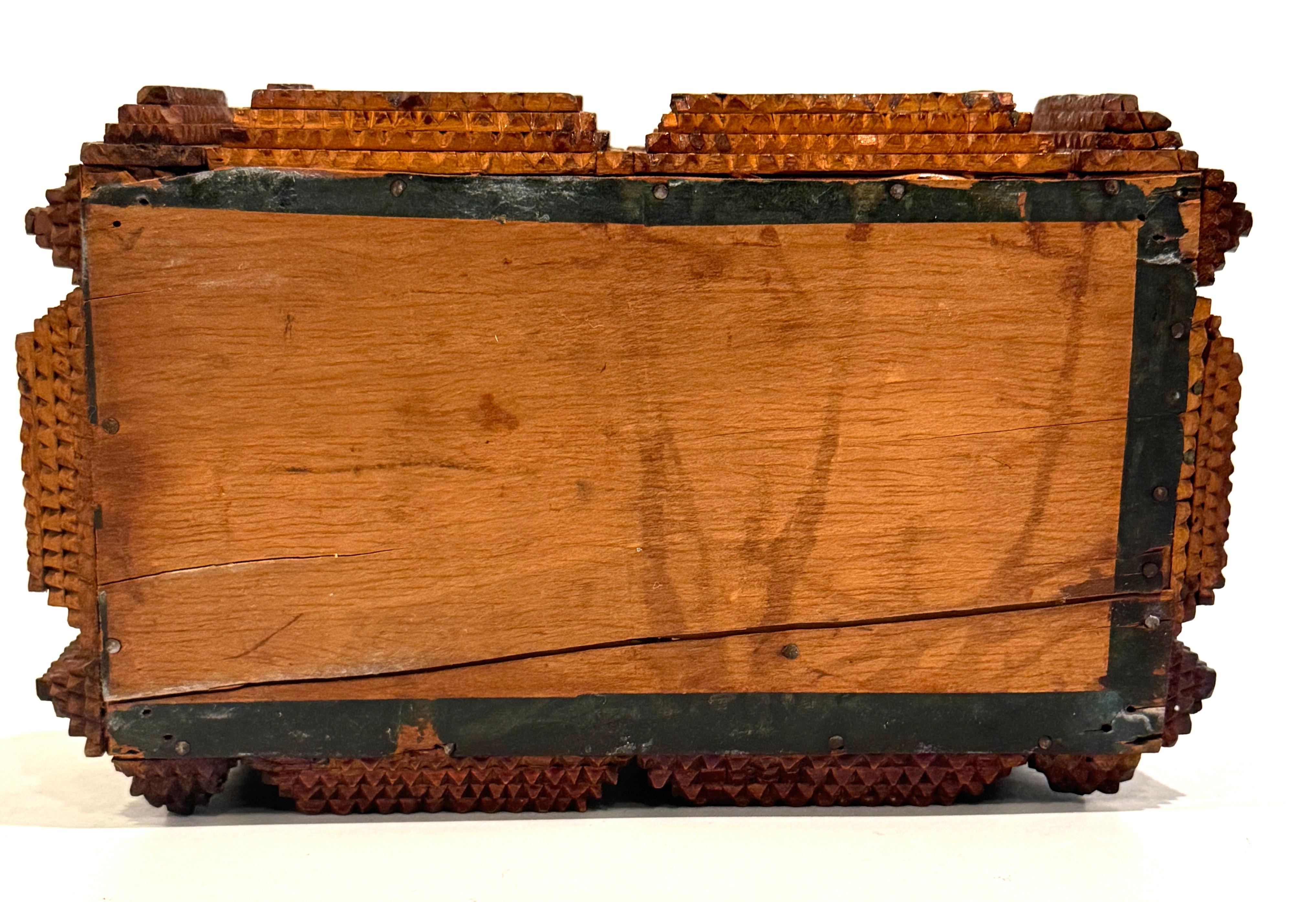 Antigua Caja Americana de Arte Popular Tramp Art Carved en venta 6