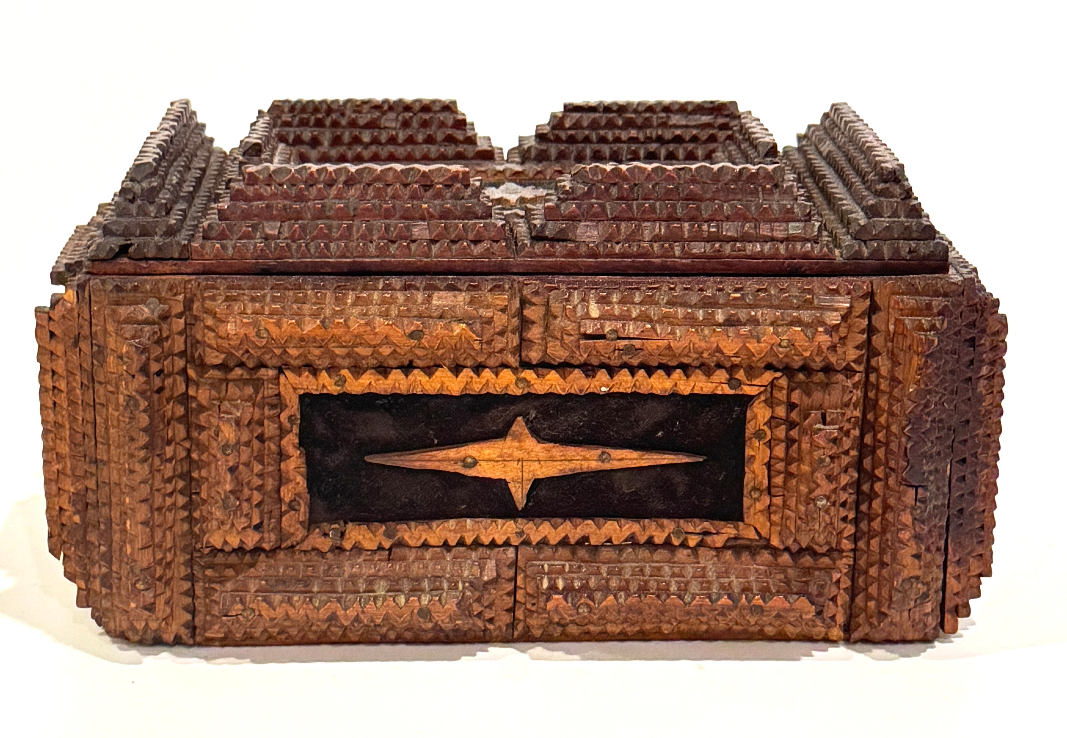 Antigua caja americana de arte popular Tramp Art Carved, probablemente de finales del siglo XIX o principios del XX.  Una caja decorativa ornamentada con capas de bordes tallados clásicos de Tramp Art que encierran paneles de fondo de terciopelo