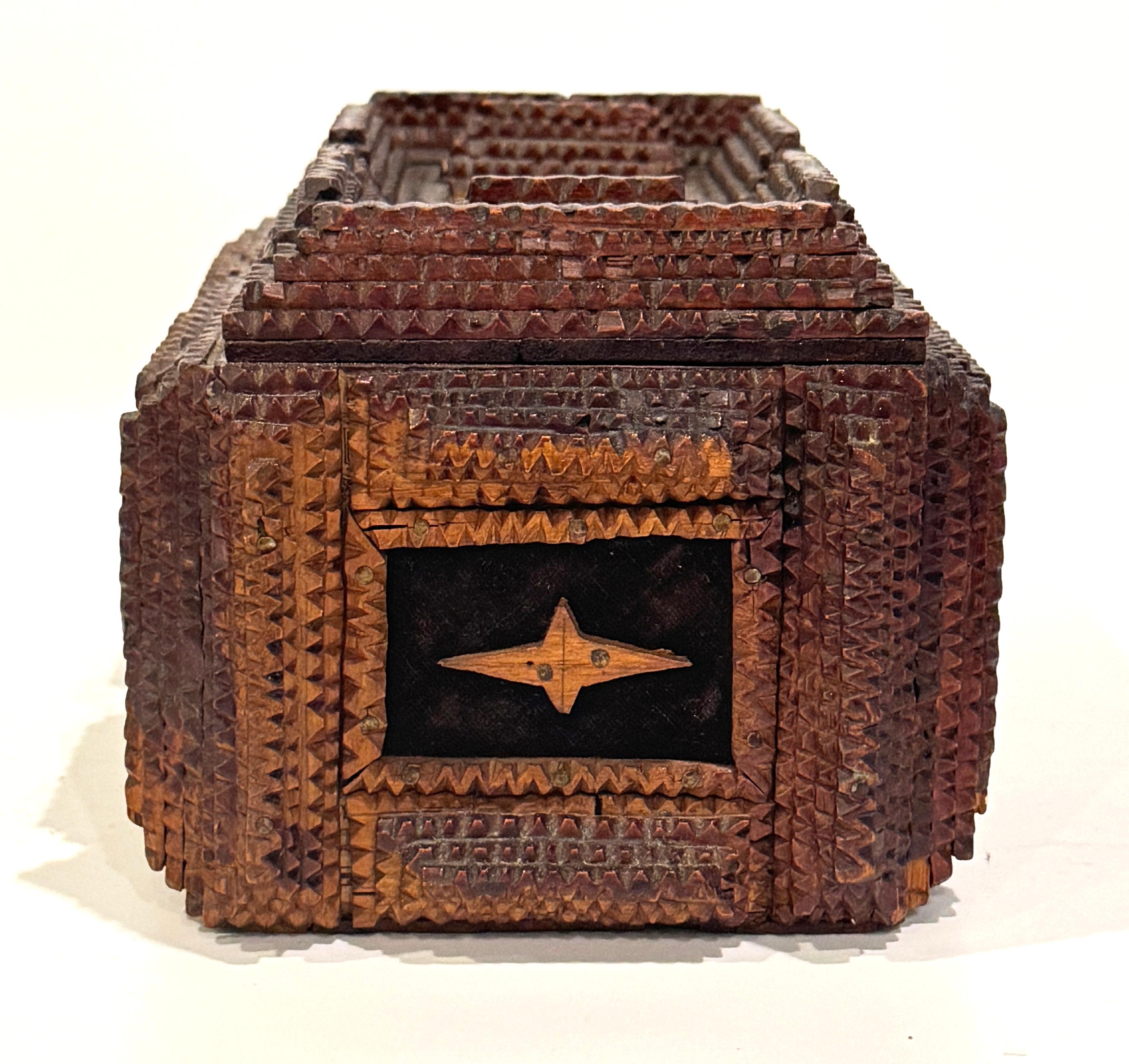 Antigua Caja Americana de Arte Popular Tramp Art Carved Arte popular en venta