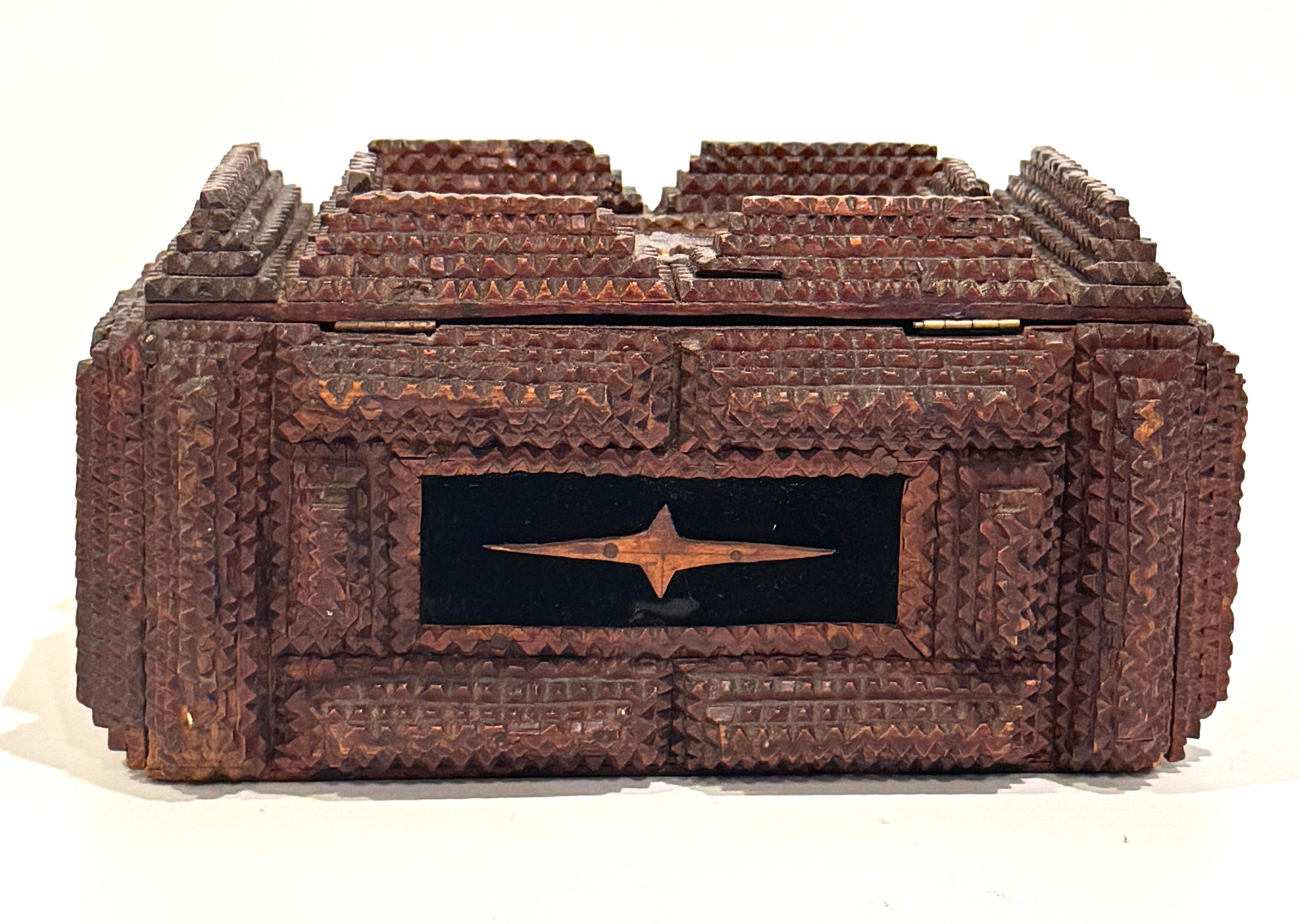 Antigua Caja Americana de Arte Popular Tramp Art Carved Estadounidense en venta
