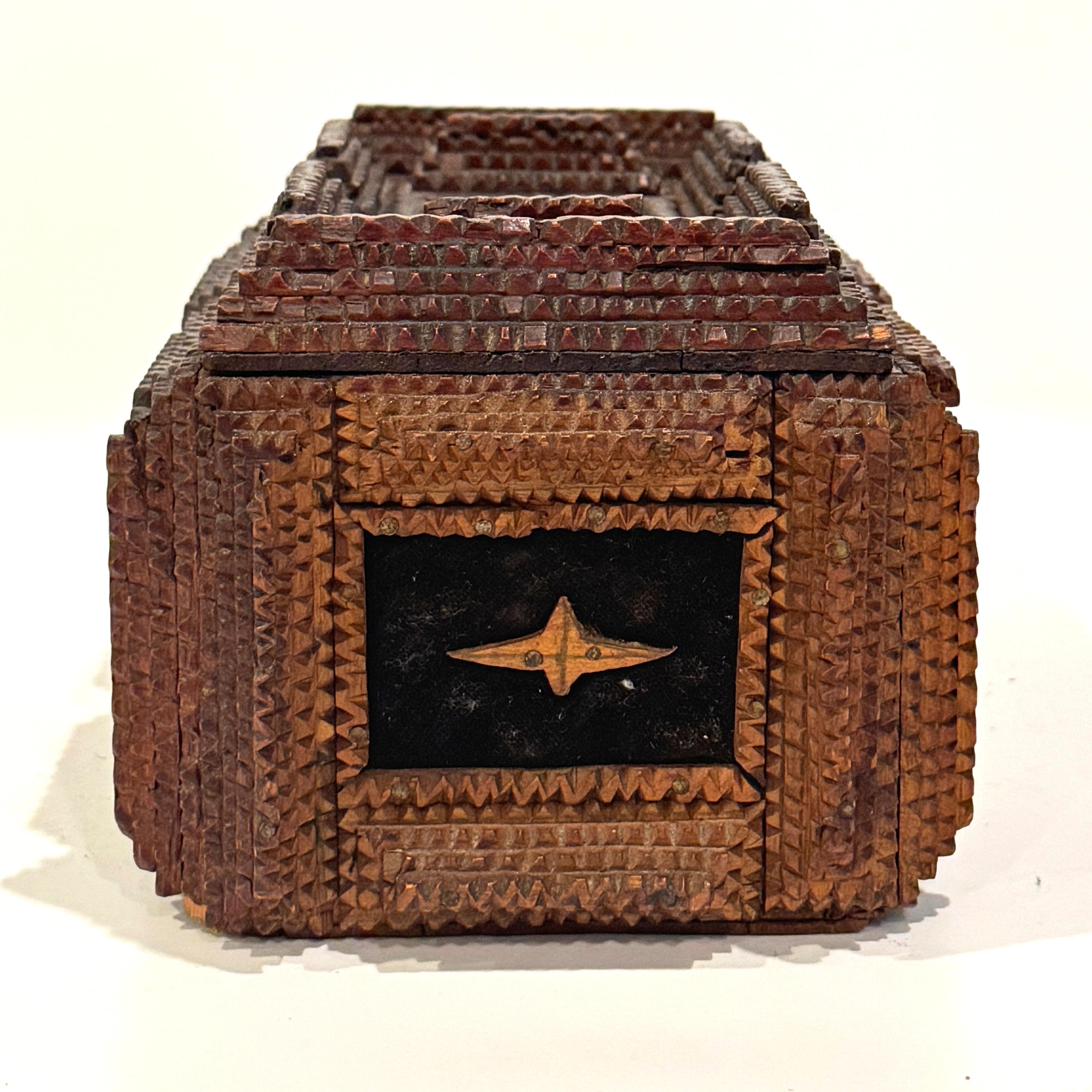 Antigua Caja Americana de Arte Popular Tramp Art Carved en Bueno estado para la venta en Philadelphia, PA