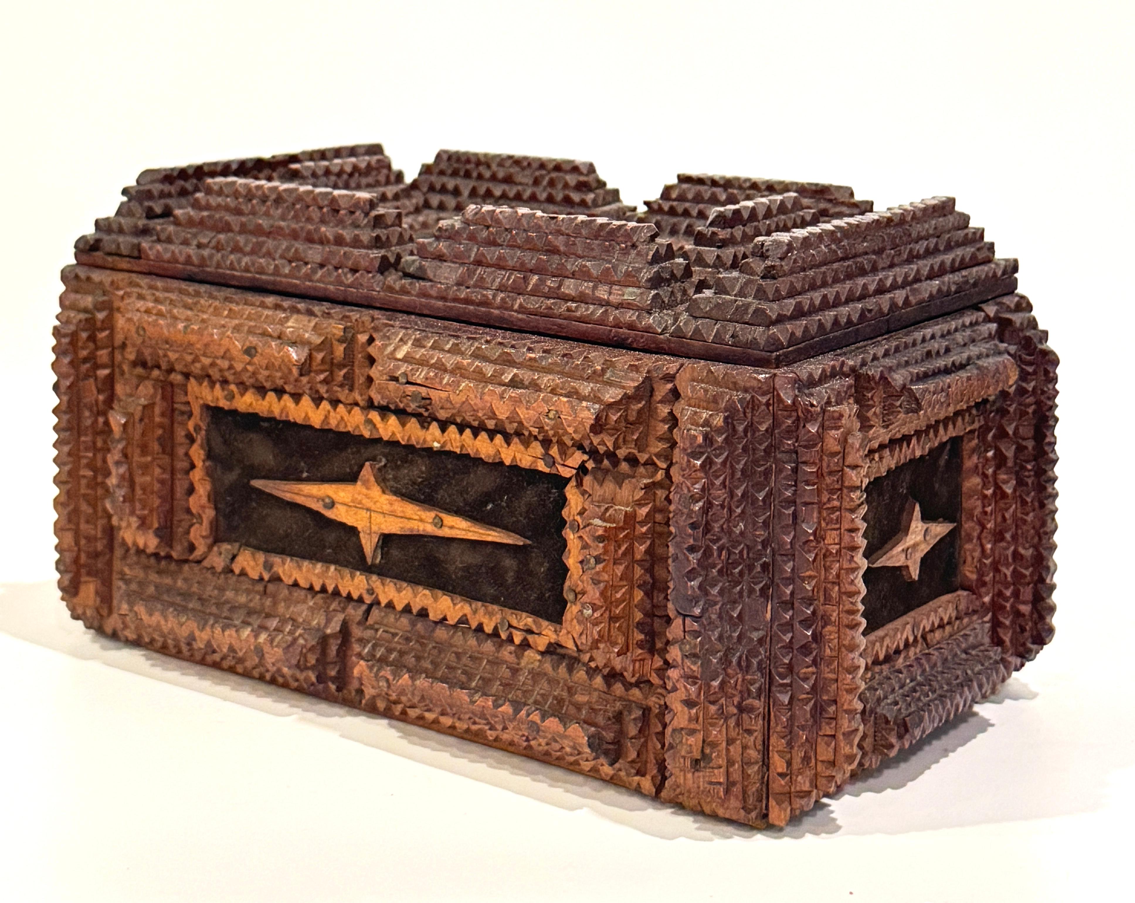 Antigua Caja Americana de Arte Popular Tramp Art Carved siglo XX en venta